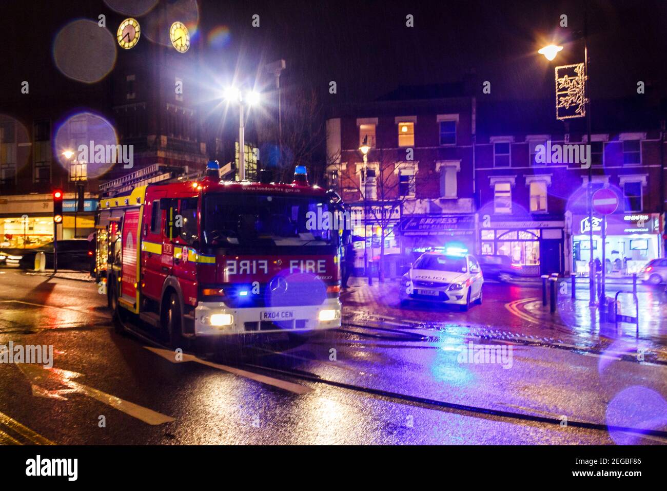 Une voiture de police et une voiture de pompiers assistant à un incident lors d'une nuit d'hiver à Crouch End, Londres, Royaume-Uni Banque D'Images