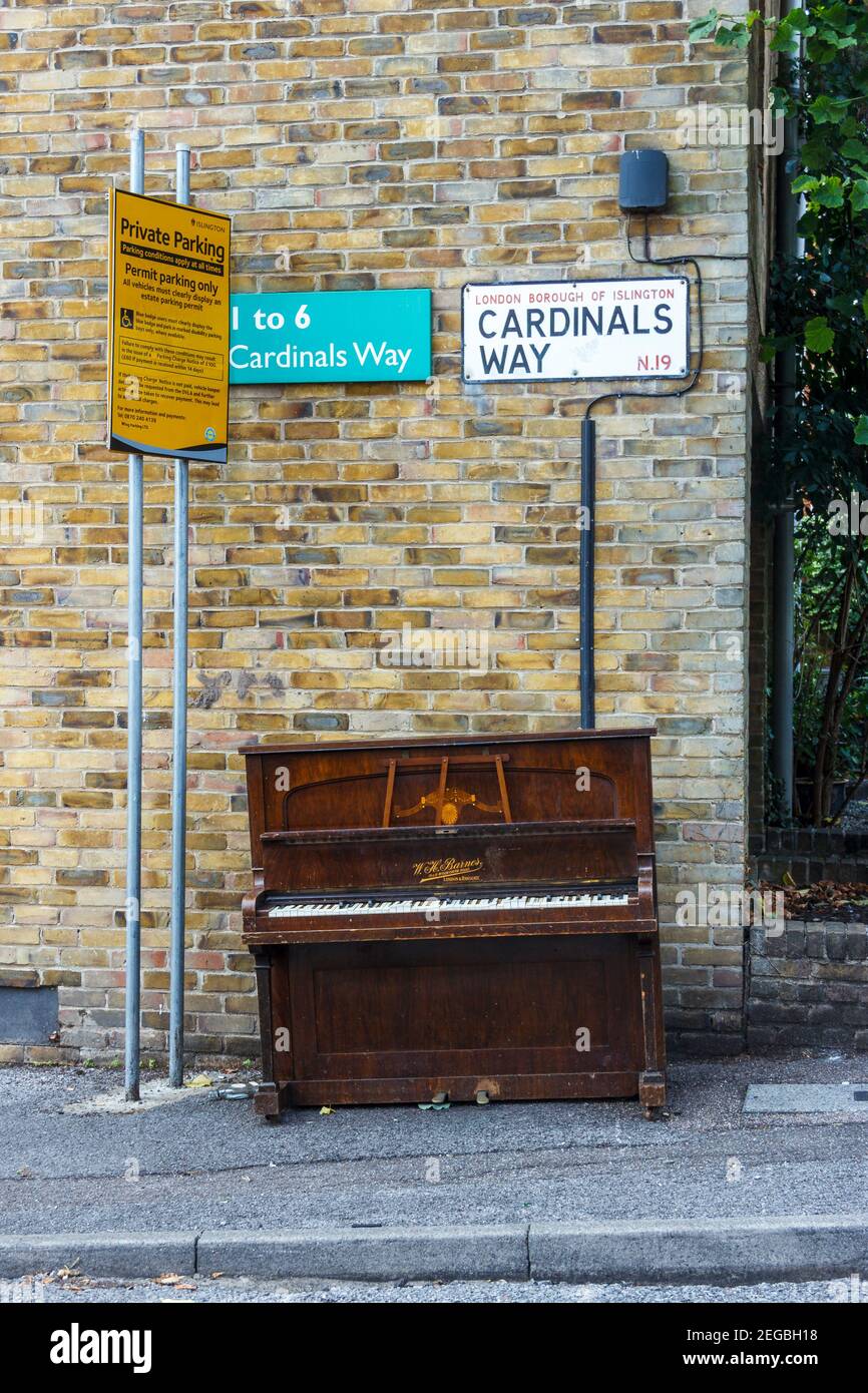 Un vieux piano droit en bois déversé sur le côté de la route, dans le nord  de Londres, au Royaume-Uni Photo Stock - Alamy