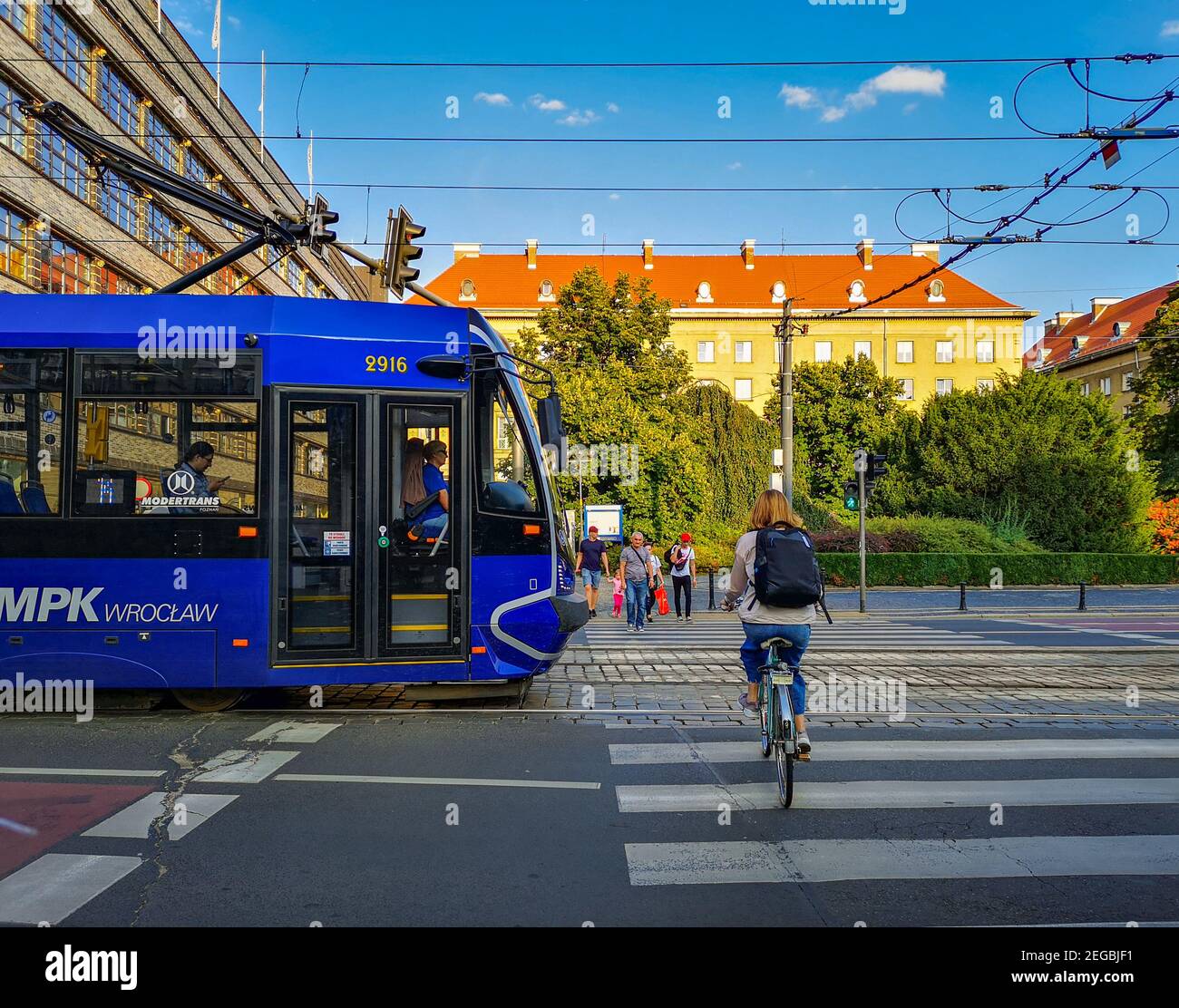 Wroclaw août 13 2019 Tram debout près de la traversée de zébra avec personnes à pied et motard Banque D'Images