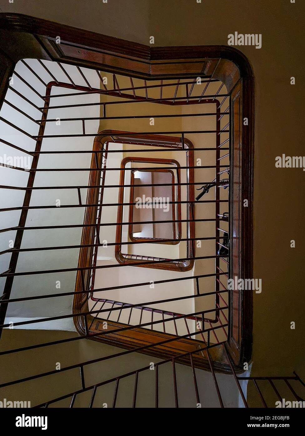 Wroclaw août 12 2019 vue vers le haut de l'escalier carré en spirale derrière les barres d'acier Banque D'Images