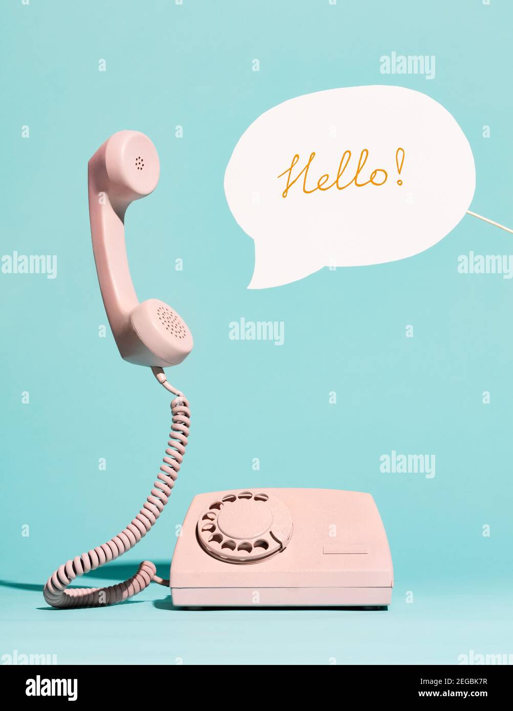 Téléphone vintage rose et bulle vocale disant Bonjour. Centre d'appels, conversation. Banque D'Images