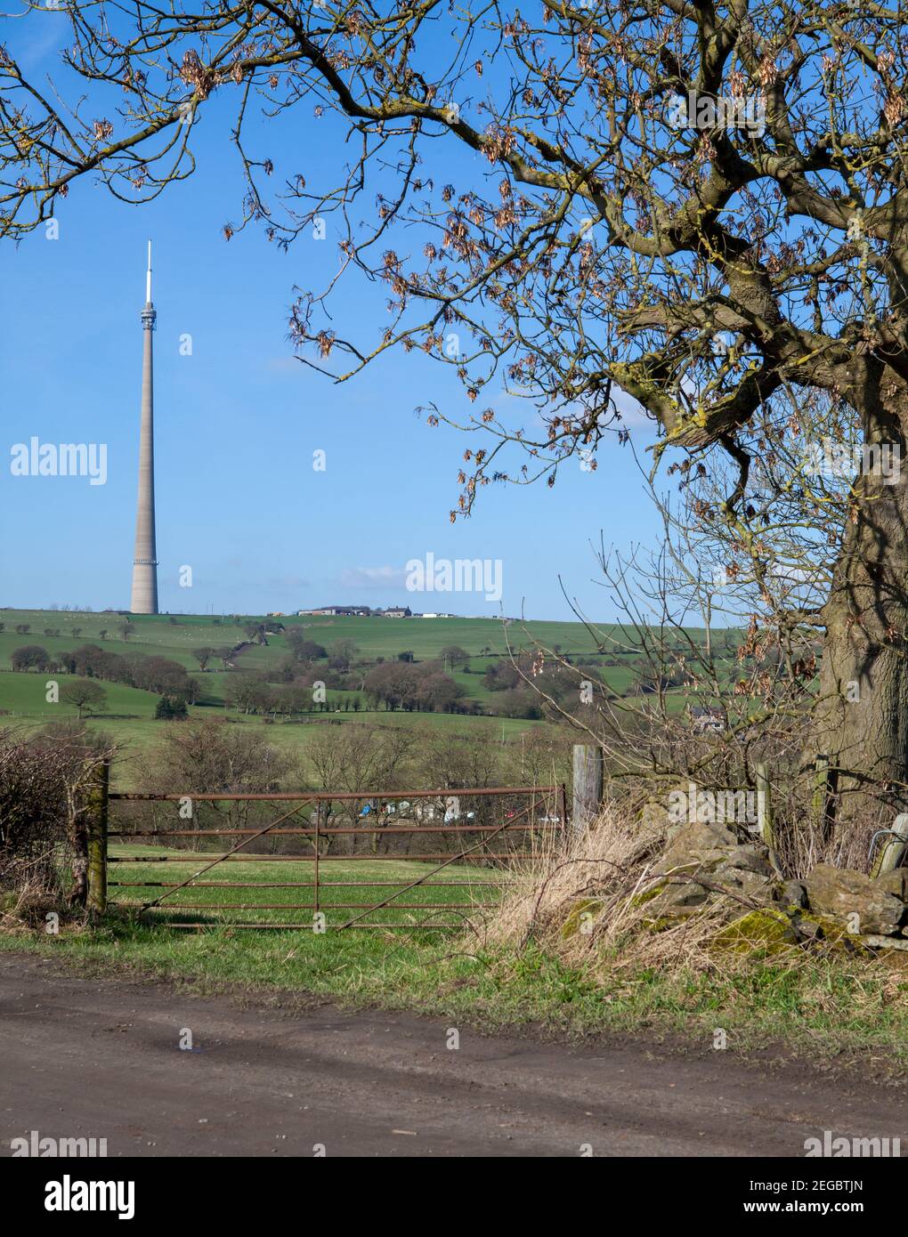 Vue panoramique sur la tour Arquiva Emley Moor, la plus grande structure indépendante du Royaume-Uni Banque D'Images