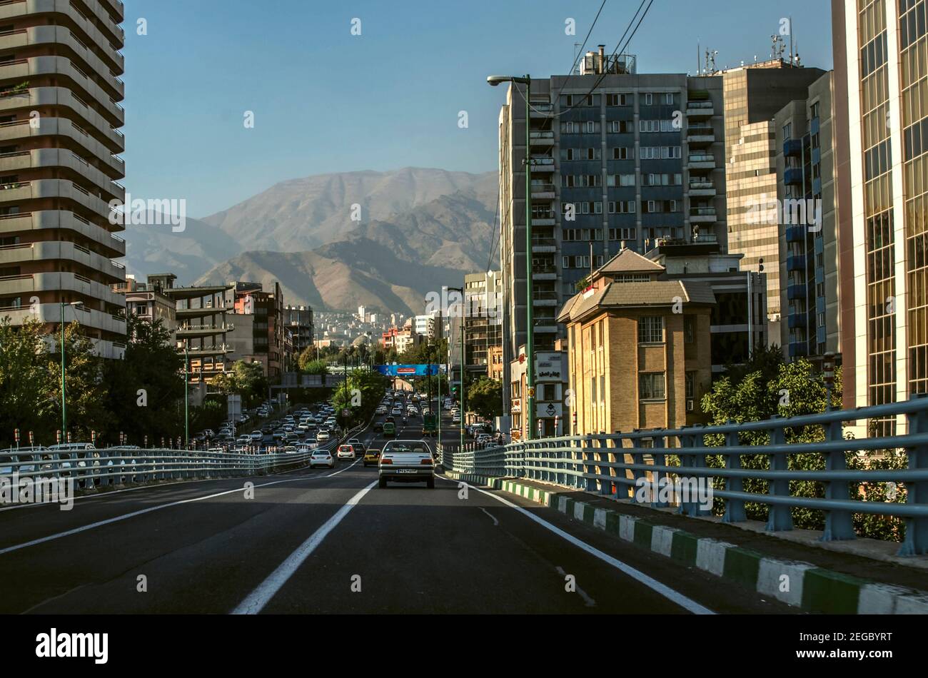 Téhéran,Iran,août 07,2020:UN large pont de déchargement 'MollaSadra' est construit au-dessus de la rue Kurdistan à Téhéran, la capitale de l'Iran Banque D'Images