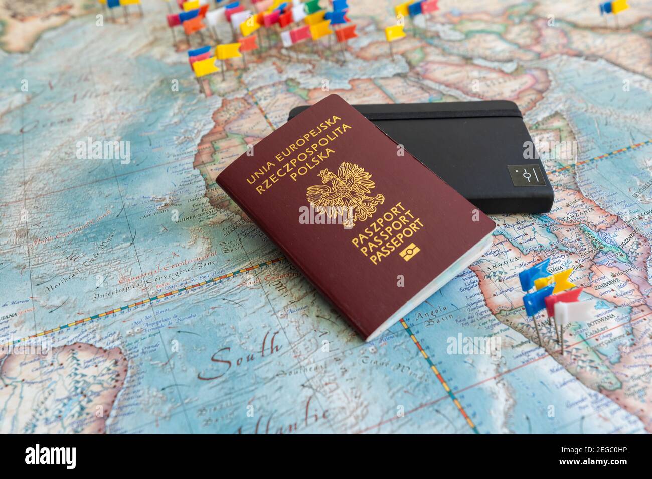 Pologne, Gdansk - 19 avril 2020 : passeport et carnet polonais sur une  carte du monde colorée avec drapeaux intégrés. Concept de voyage ou de  tourisme Photo Stock - Alamy