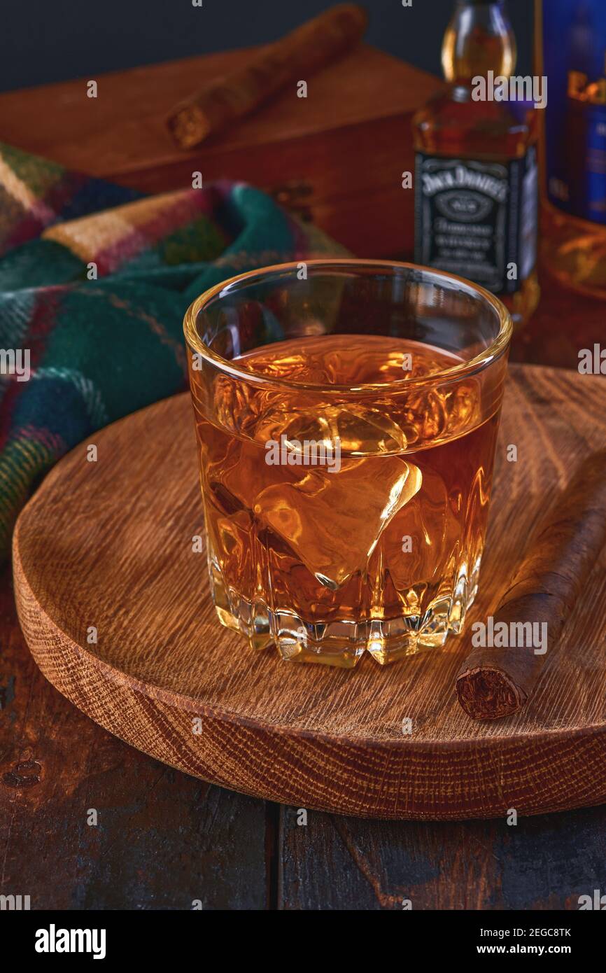 MOGILEV, BÉLARUS - DÉCEMBRE 12 2020 : éditorial illustrant une bouteille de whisky bourbon de Jack Daniel sur fond sombre et ancien en bois avec une touche dramatique Banque D'Images