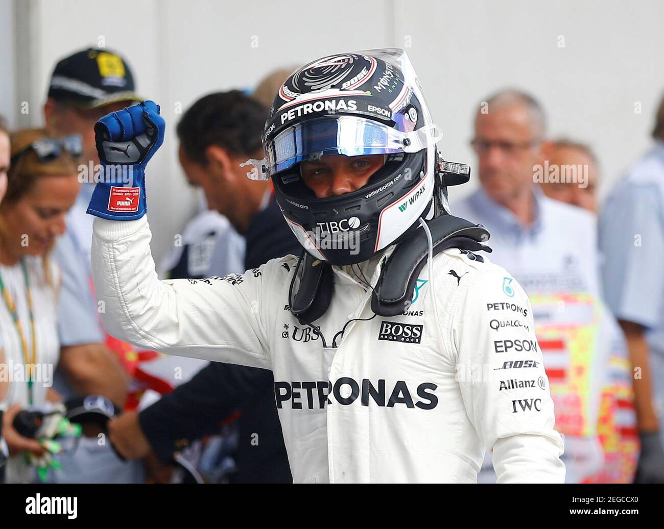 Formula One - F1 - Grand Prix autrichien 2017 - Red Bull Ring, Spielberg, Autriche - 8 juillet 2017 Mercedes' Valtteri Bottas (C) célèbre le pôle après avoir qualifié Reuters/Dominic Ebenbichler Banque D'Images