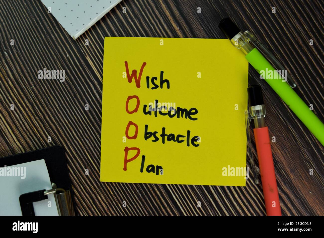 WOOP - Wish résultat obstacle Plan écrire sur les notes adhésives isolées sur la table en bois. Business of Finacial concept Banque D'Images