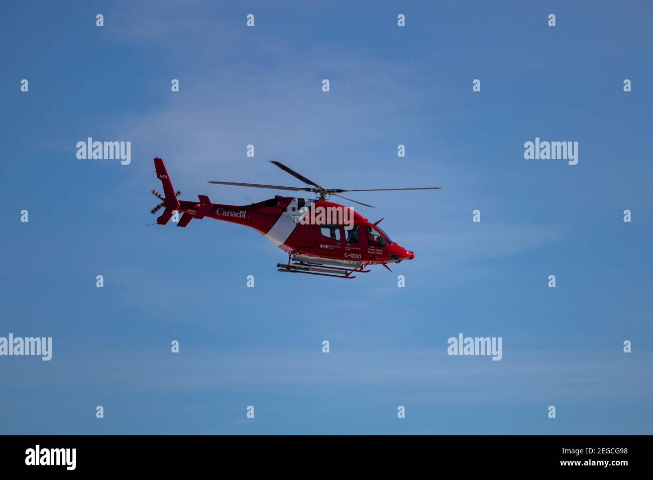 Québec, Québec, Canada - 02-13-2021: Garde-côtes canadien Bell 429 GlobalRanger de retour de patrouille. Banque D'Images