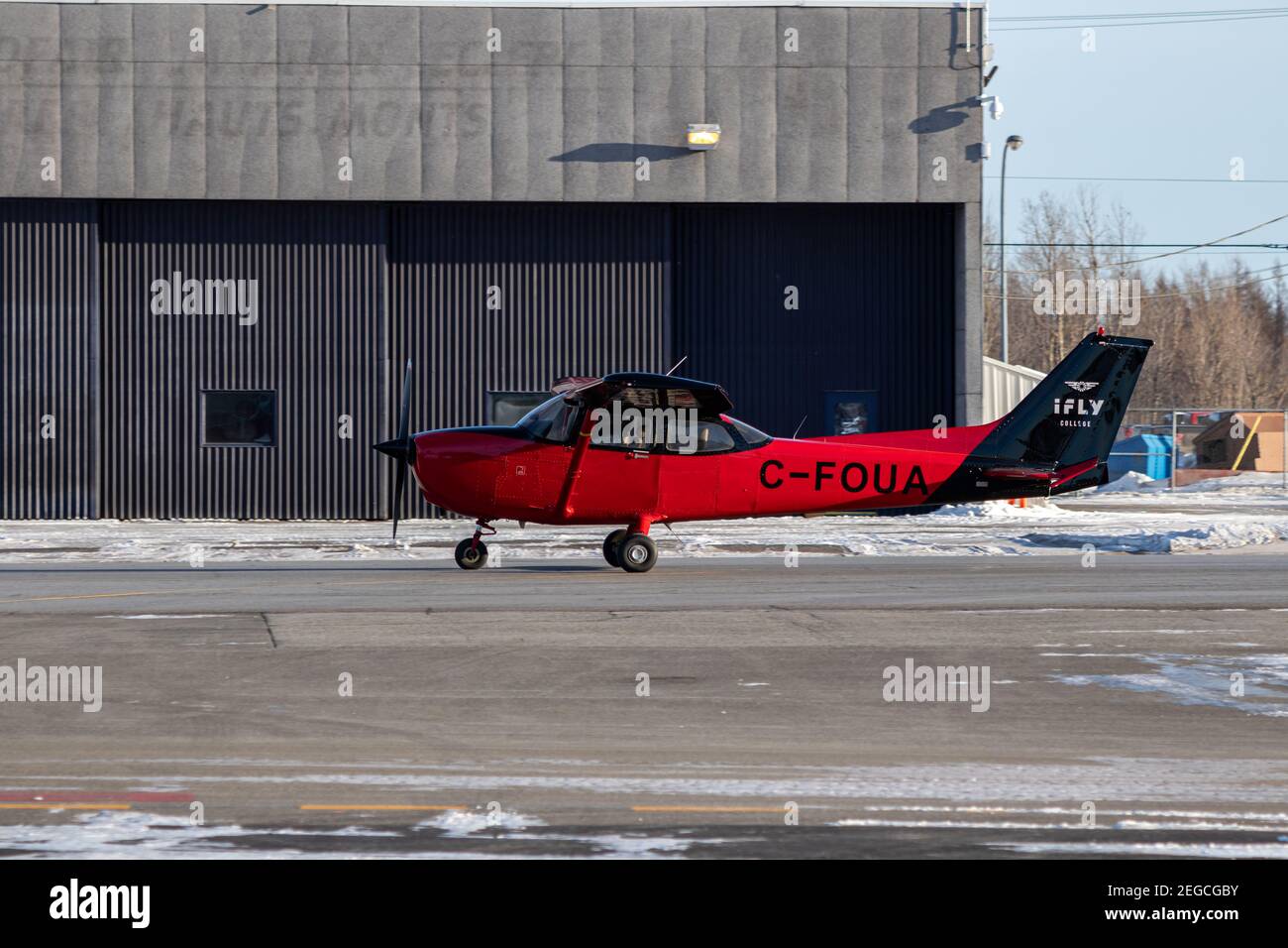 Québec, Québec, Canada - 02-13-2021: Cessna 172 de l'école de vol iFly College à Québec, en train de rouler pour un run up. Banque D'Images