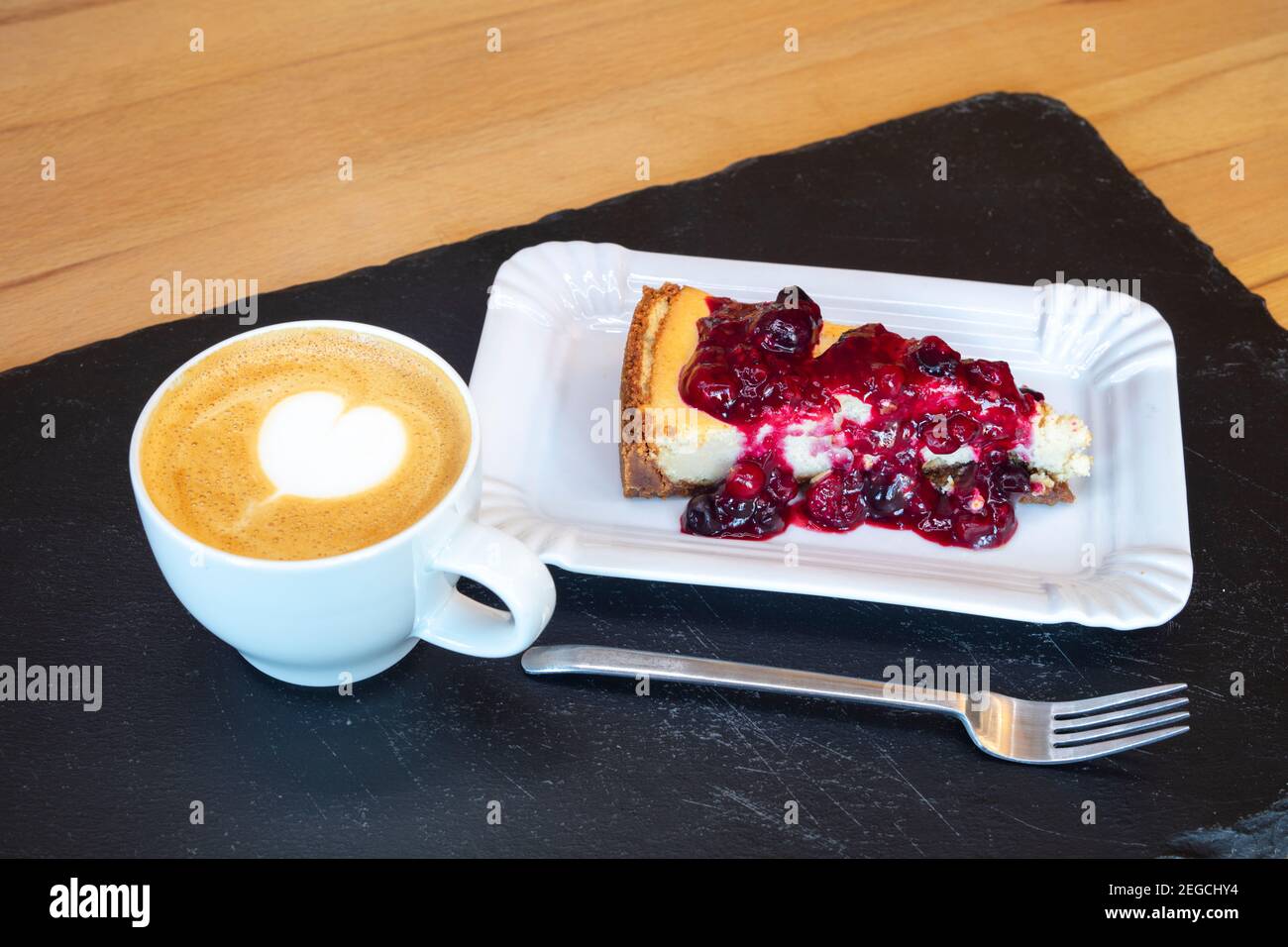 Tasse de café et gâteau à la confiture rouge. Banque D'Images