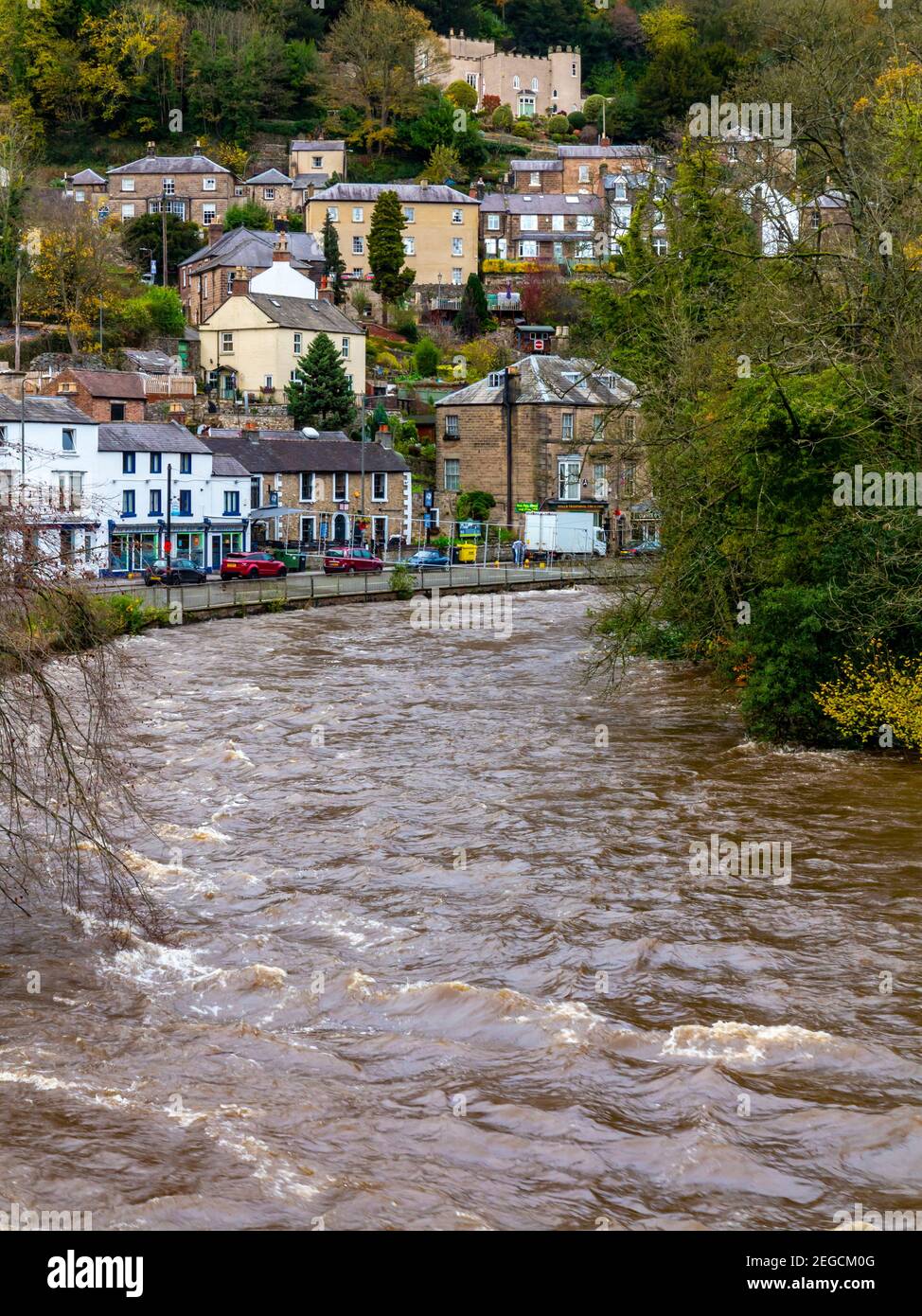 Les graves inondations causées par la rivière Derwent qui éclate ses berges Dans Matlock Bath Derbyshire Peak District Angleterre en novembre 2019 Banque D'Images