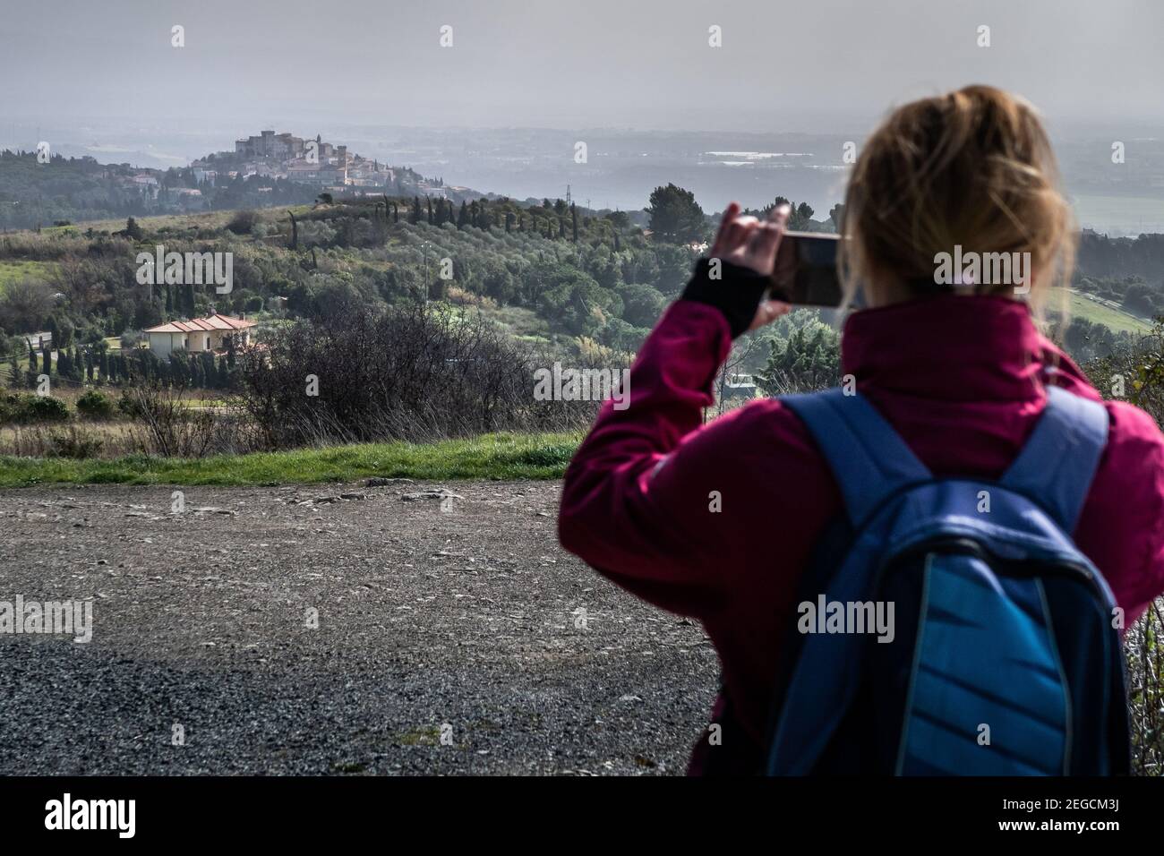 LIVOURNE, ITALIE - 25 FÉVRIER 2020 : personnes inconnues et vue d'ensemble du village de Rosignano Marittimo, Toscane, Italie Banque D'Images
