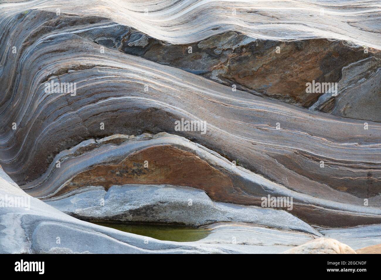 texture de fond ou de recouvrement photo: grès lavé dans la vallée de verzasca, la structure en pierre est bien visible parce que le niveau d'eau est v Banque D'Images