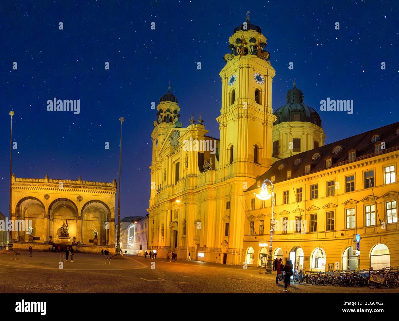 Feldherrnhalle, Field Marshalss' Hall, avec l'église Theatine de nuit sur la place Odeonsplatz, Munich, Bavière, Allemagne, Europe Banque D'Images