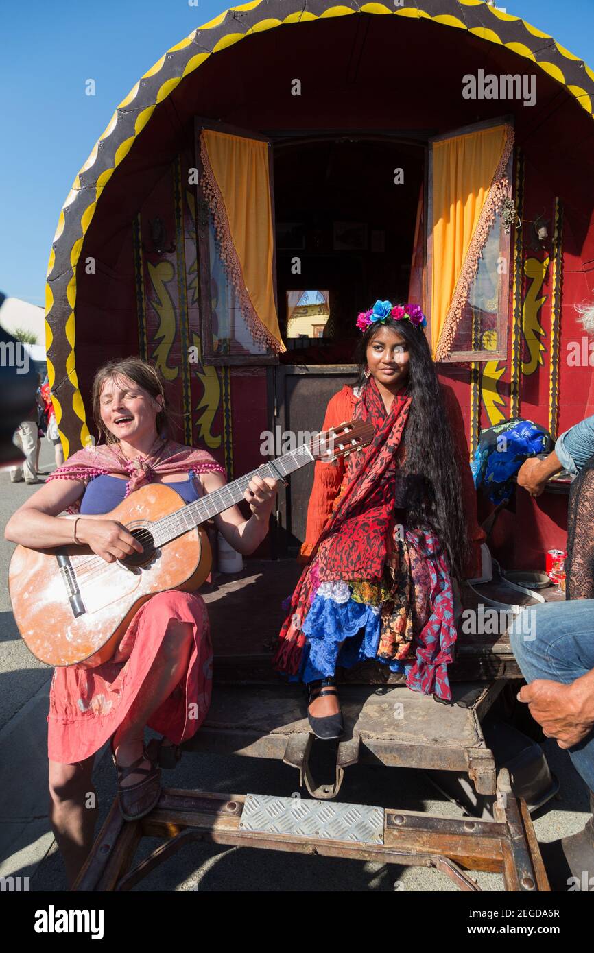 Deux pèlerins chantent et jouent de la guitare dans un gitan traditionnel  Caravane après la procession annuelle des Roms avec la Sainte Sarah Statue  sur la mer à Saintes Ma Photo Stock -