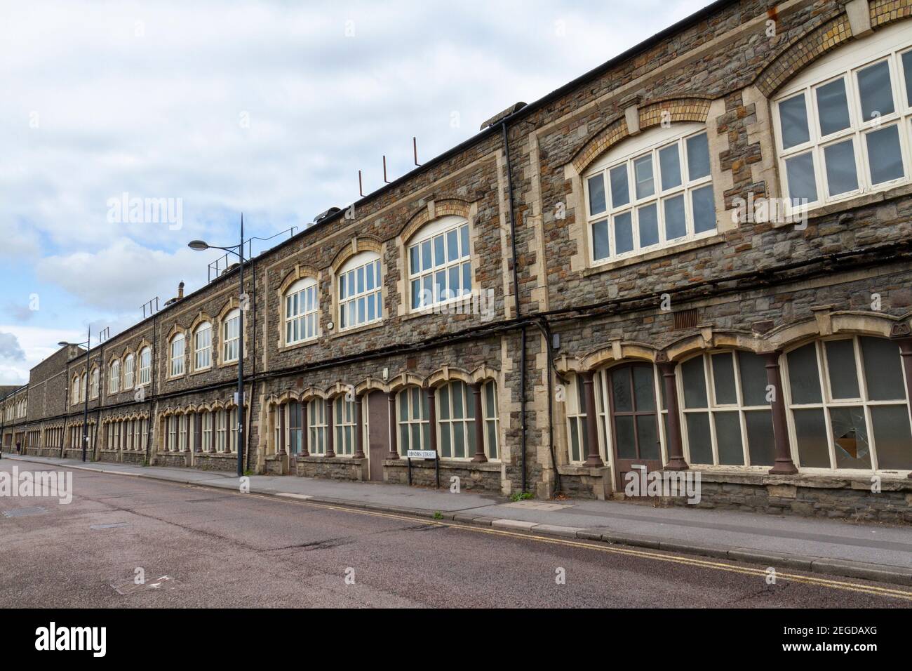 Vue générale de la façade de l'ancien GWR Carriage Works le long de London Street dans Railway Village, Swindon, Wiltshire, Royaume-Uni. Banque D'Images