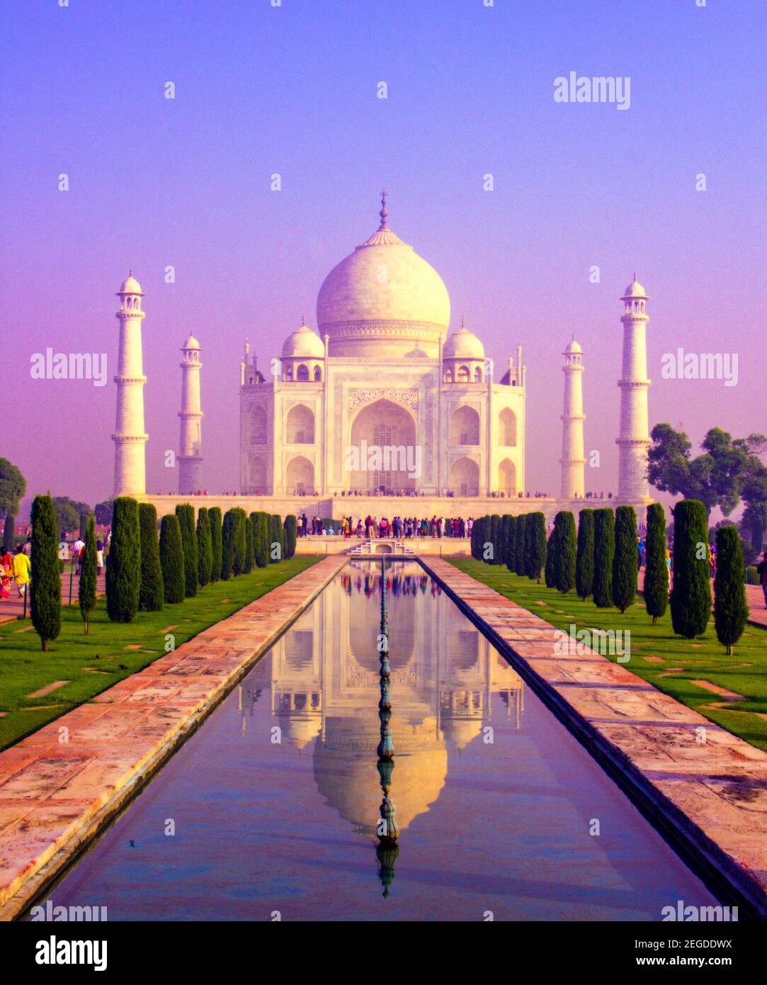 Le Taj Mahal est un mausolée en marbre blanc ivoire sur la rive sud de la rivière Yamuna dans la ville indienne d'Agra. Banque D'Images