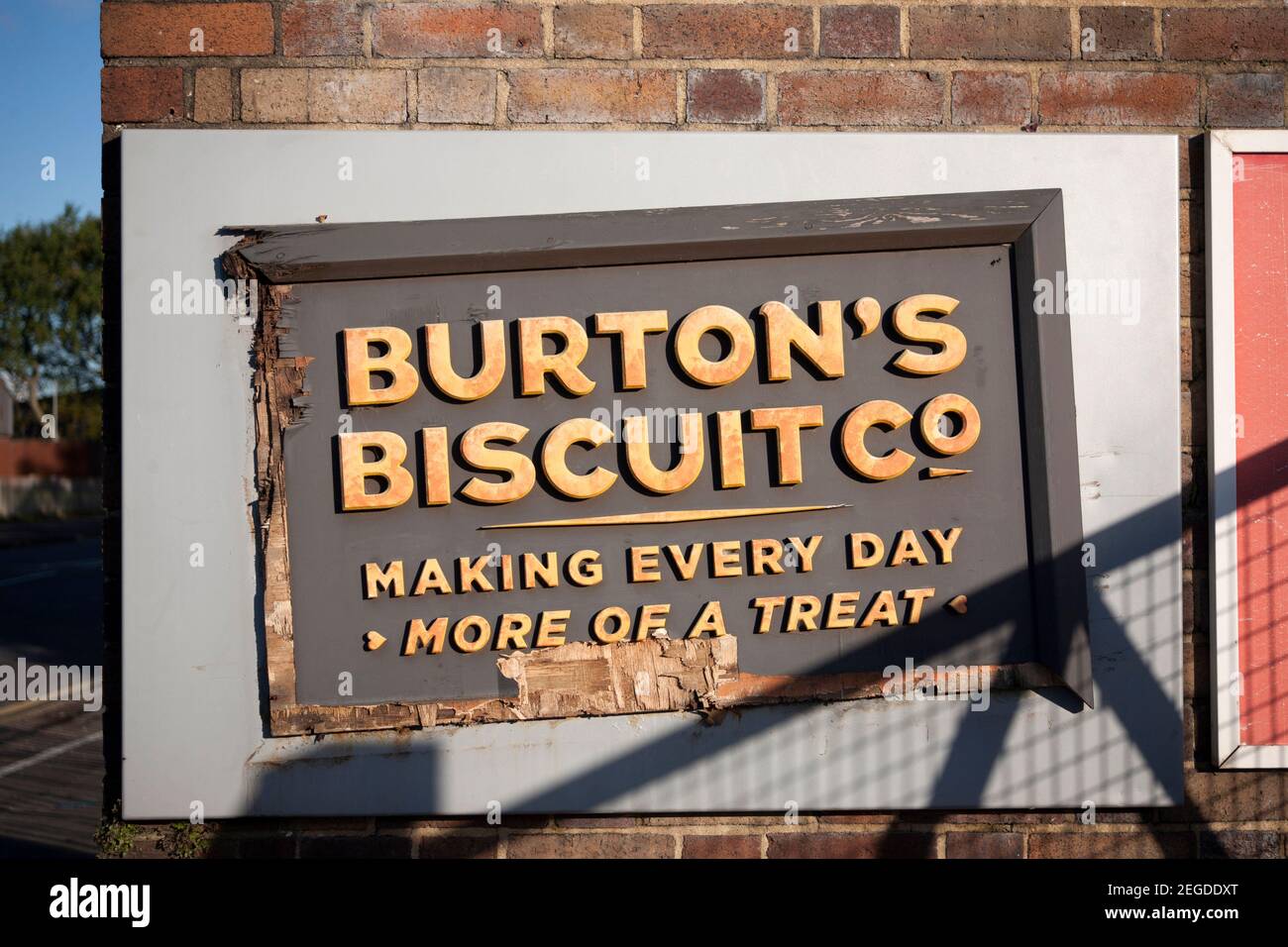 La signalisation de l'usine de biscuits de Burton est inclinée et présente des bords endommagés à Wirral, en Angleterre. Banque D'Images