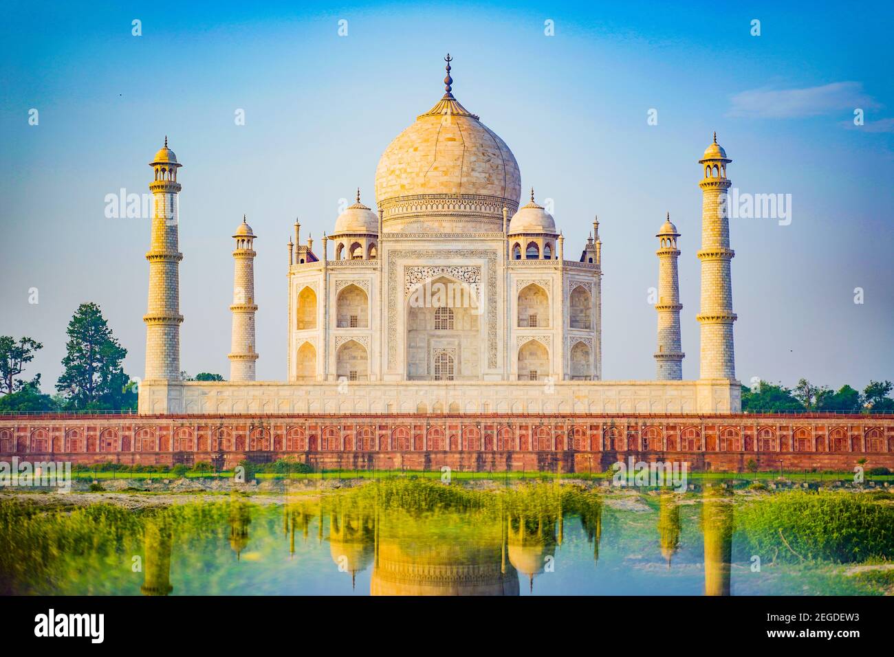 Le Taj Mahal est un mausolée en marbre blanc ivoire sur la rive sud de la rivière Yamuna dans la ville indienne d'Agra. Banque D'Images