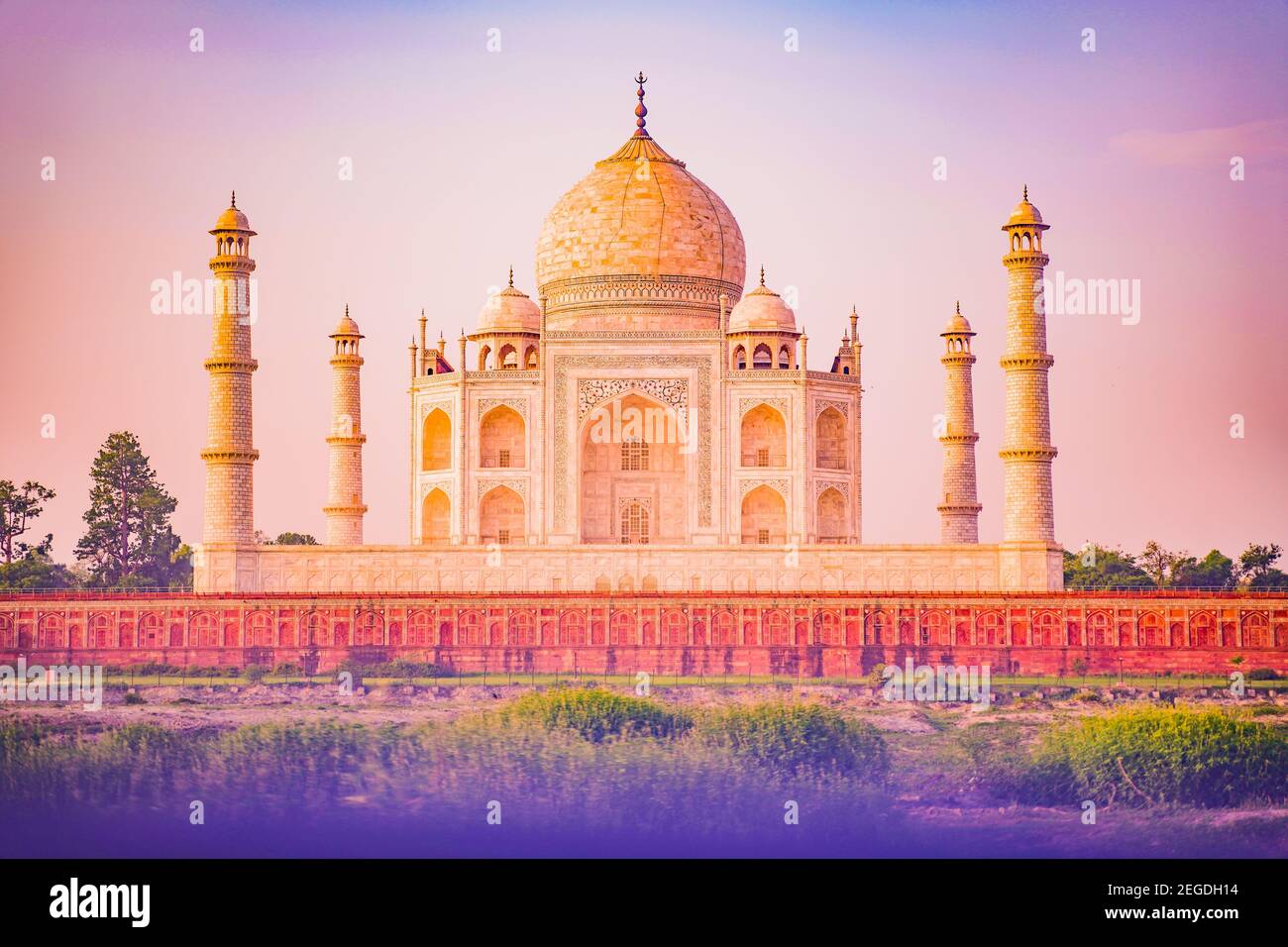 Le Taj Mahal est un mausolée en marbre blanc ivoire sur la rive sud de la rivière Yamuna dans la ville indienne d'Agra. Banque D'Images