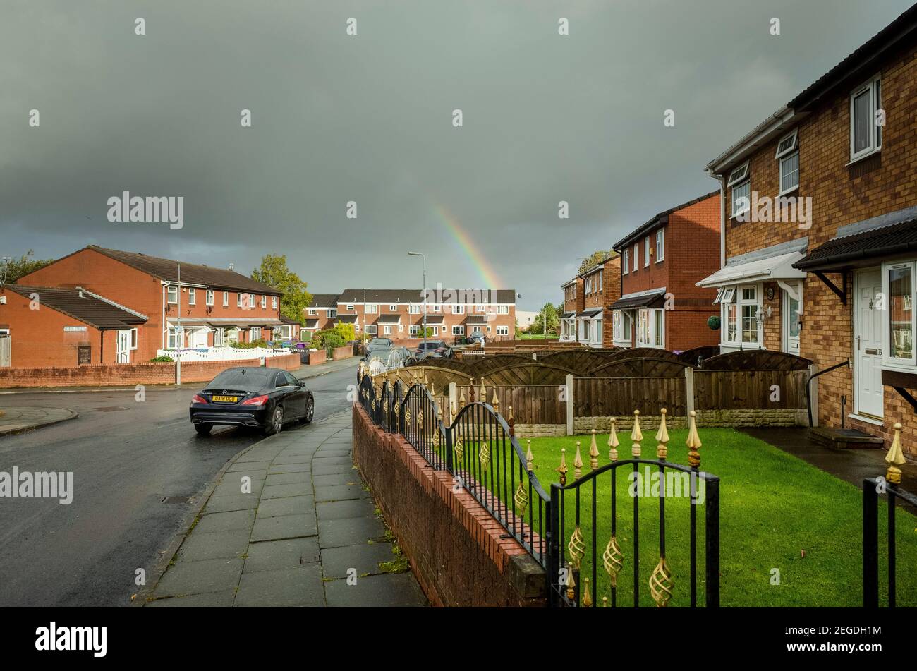 Rainbow dans le ciel au-dessus de Beacon Lane à Everton, Liverpool, Merseyside Angleterre Royaume-Uni Banque D'Images
