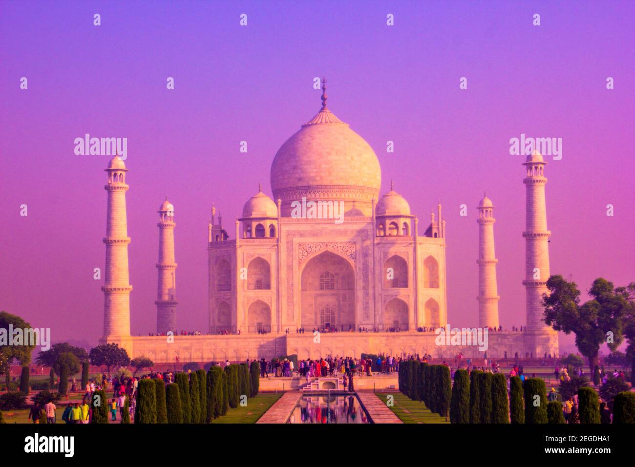 Le Taj Mahal est un mausolée en marbre blanc ivoire sur la rive sud de la rivière Yamuna dans la ville indienne d'Agra. Banque D'Images