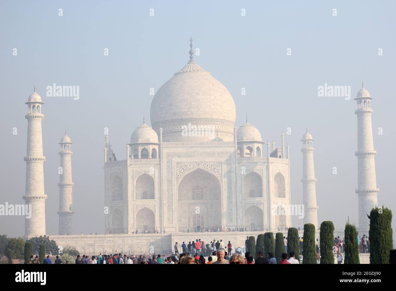 Le Taj Mahal est un mausolée en marbre blanc ivoire sur la rive sud de la rivière Yamuna dans la ville indienne d'Agra. Banque D'Images