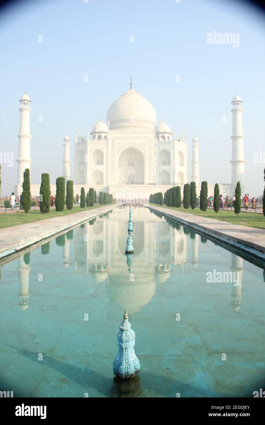 Le Taj Mahal est un mausolée en marbre blanc ivoire sur la rive sud de la rivière Yamuna dans la ville indienne d'Agra. Banque D'Images