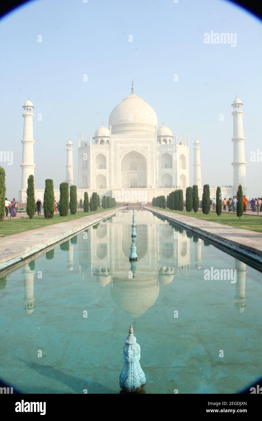 Le Taj Mahal est un mausolée en marbre blanc ivoire sur la rive sud de la rivière Yamuna dans la ville indienne d'Agra. Banque D'Images