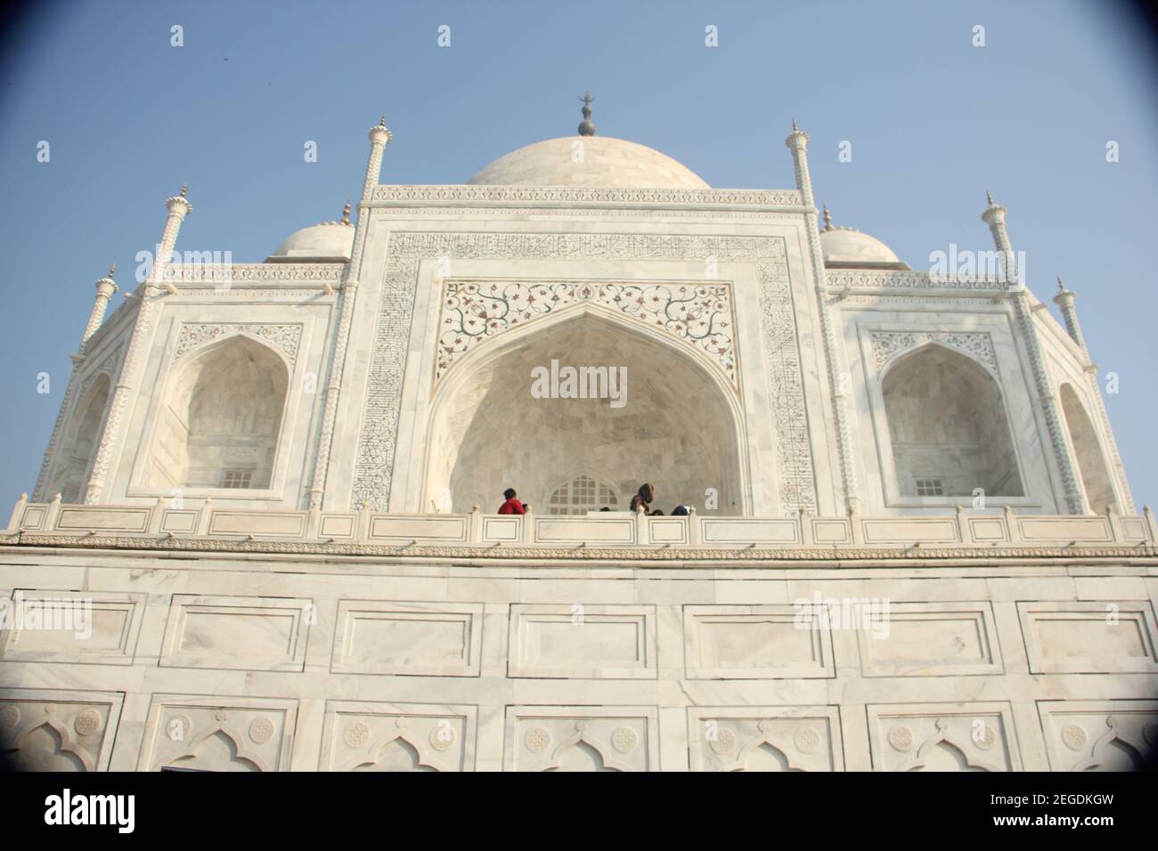 Le Taj Mahal est un mausolée en marbre blanc ivoire sur la rive sud de la rivière Yamuna dans la ville indienne d'Agra. Banque D'Images