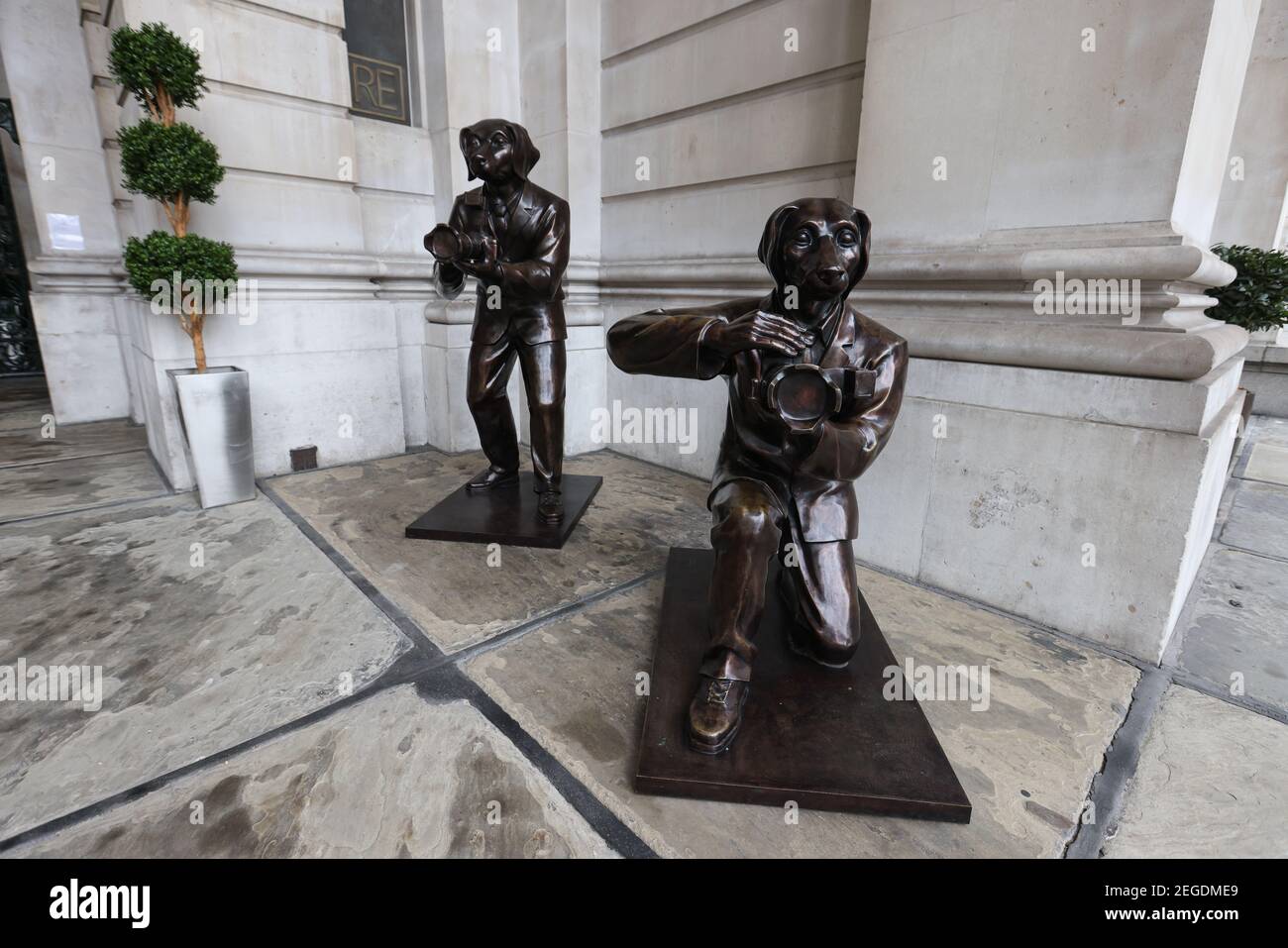 17 février 2021, Bourse royale, Londres, Royaume-Uni, Paparazzi chiens sculpture, Par Gillie et Marc. Banque D'Images