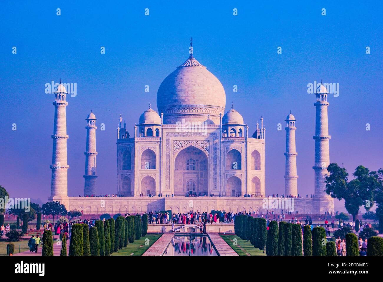 Le Taj Mahal est un mausolée en marbre blanc ivoire sur la rive sud de la rivière Yamuna dans la ville indienne d'Agra. Banque D'Images