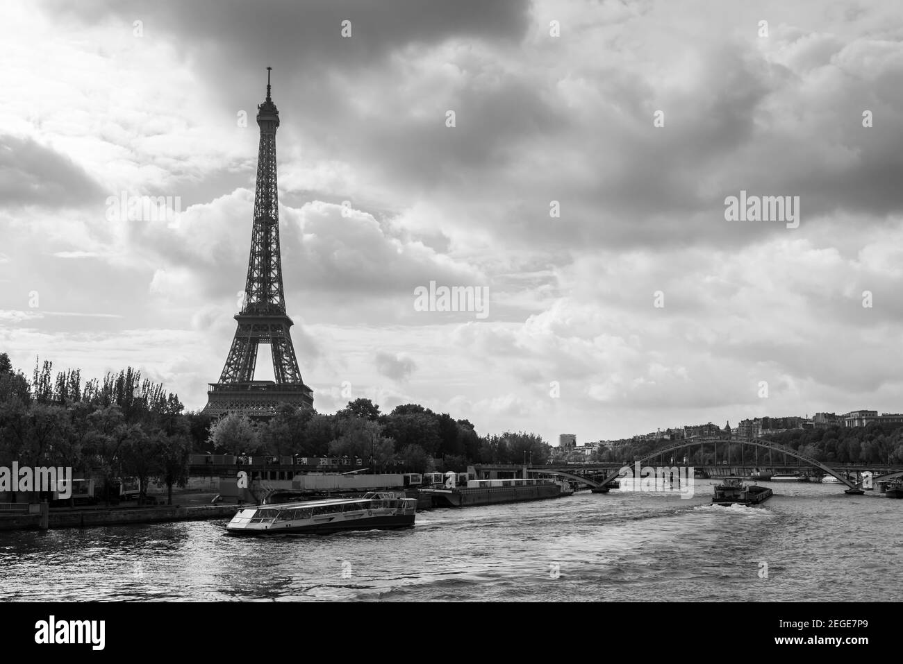 Trafic sur la Seine et la Tour Eiffel en arrière-plan, en noir et blanc, à Paris, France Banque D'Images
