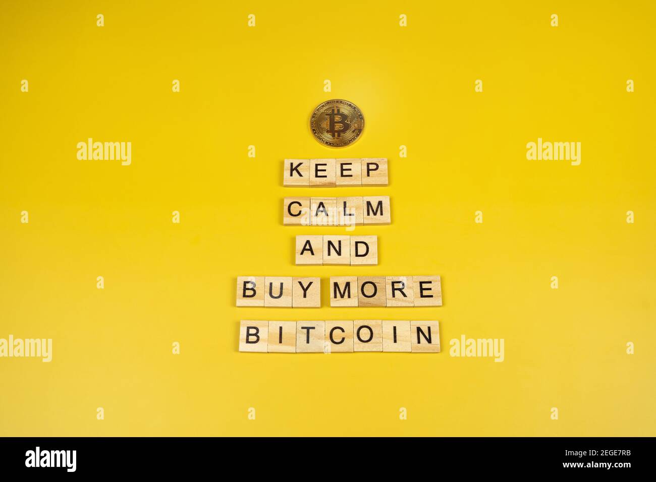 Restez calme et achetez plus Bitcoin drôle signe sur jaune arrière-plan Banque D'Images