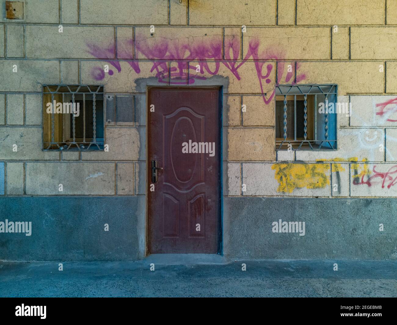 Wroclaw septembre 21 2019 portes en bois fenêtres bardées et graffiti peinture sur le mur Banque D'Images