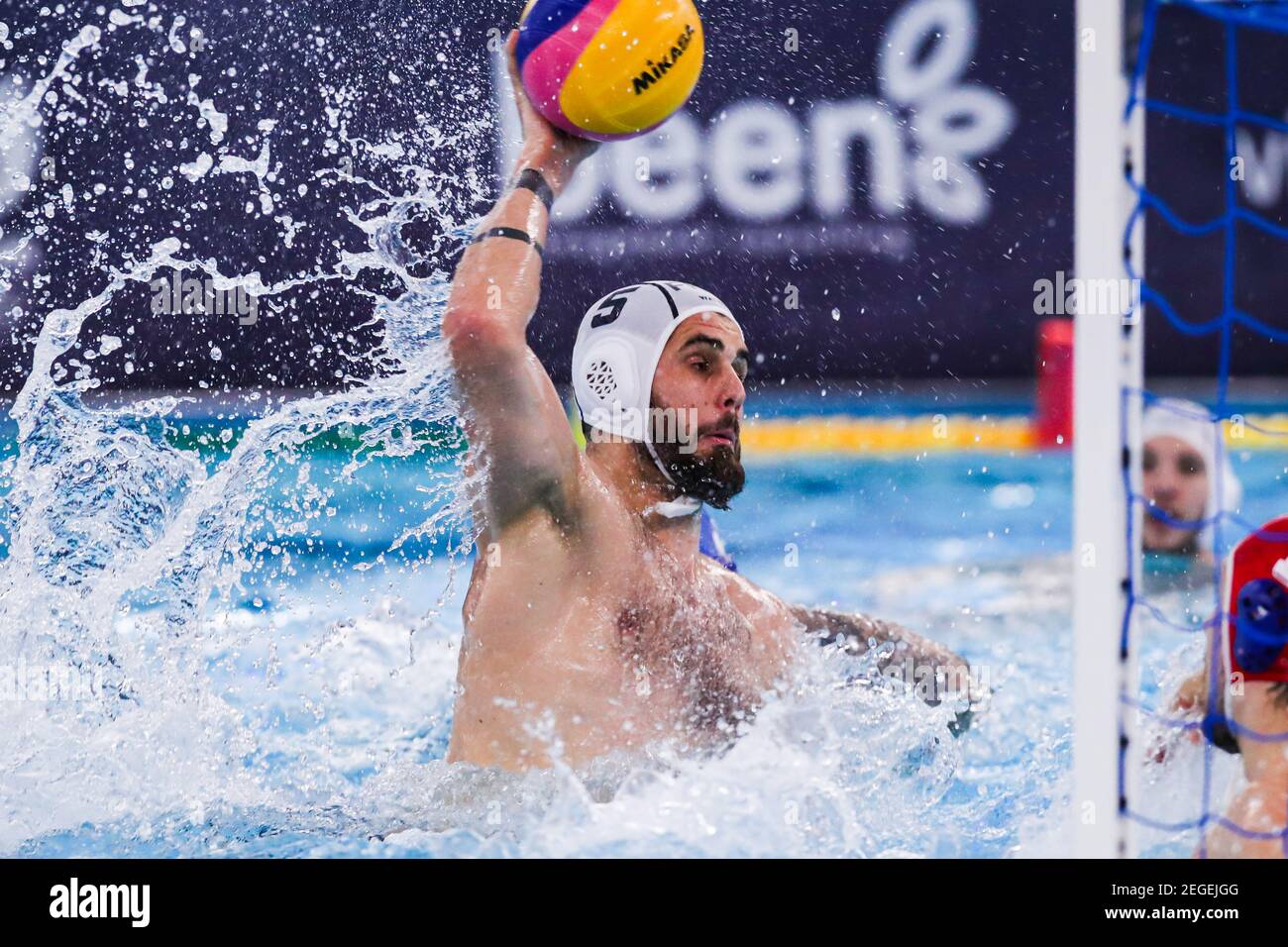 Rotterdam, pays-Bas. 18 février 2021. ROTTERDAM, PAYS-BAS - FÉVRIER 18:  Enzo Khasz de France pendant le tournoi de qualification olympique de water- polo 2021 match entre la France et la Roumanie à Zwemcentrum