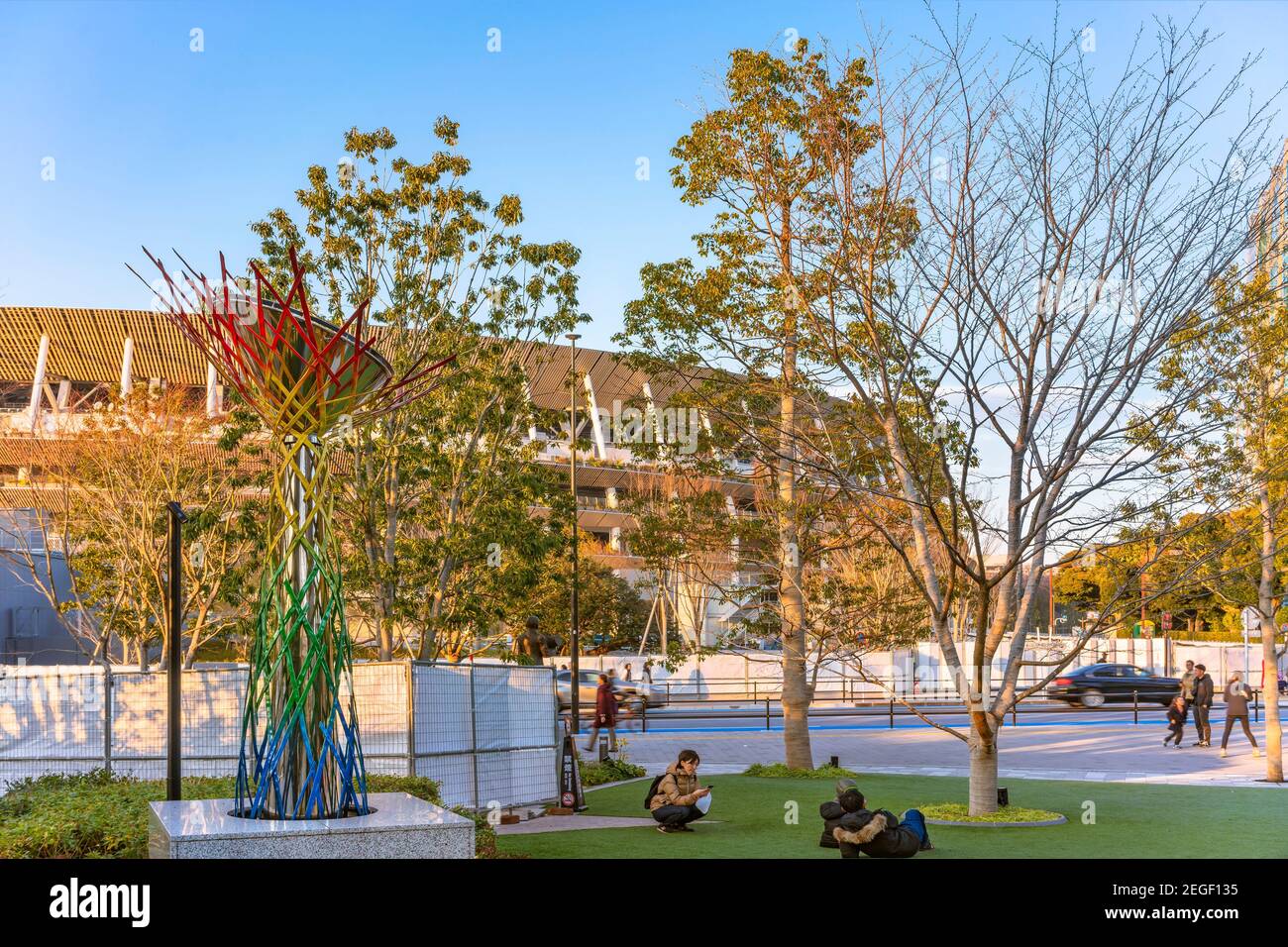 tokyo, japon - février 8 2020 : les gens qui se reposent sur la pelouse de la place olympique sportive japonaise ornée du Cauldron olympique de Nagano Banque D'Images