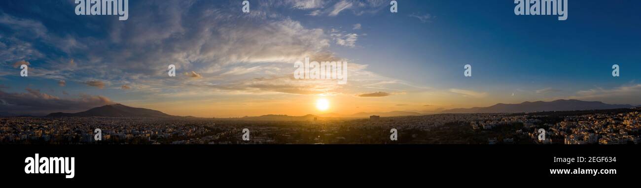 Coucher de soleil sur Athènes, Grèce. Vue panoramique sur les drones aériens depuis le mont Penteli. Les derniers rayons du soleil sur le fond de la capitale grecque. Destination Athènes, où soleil Banque D'Images