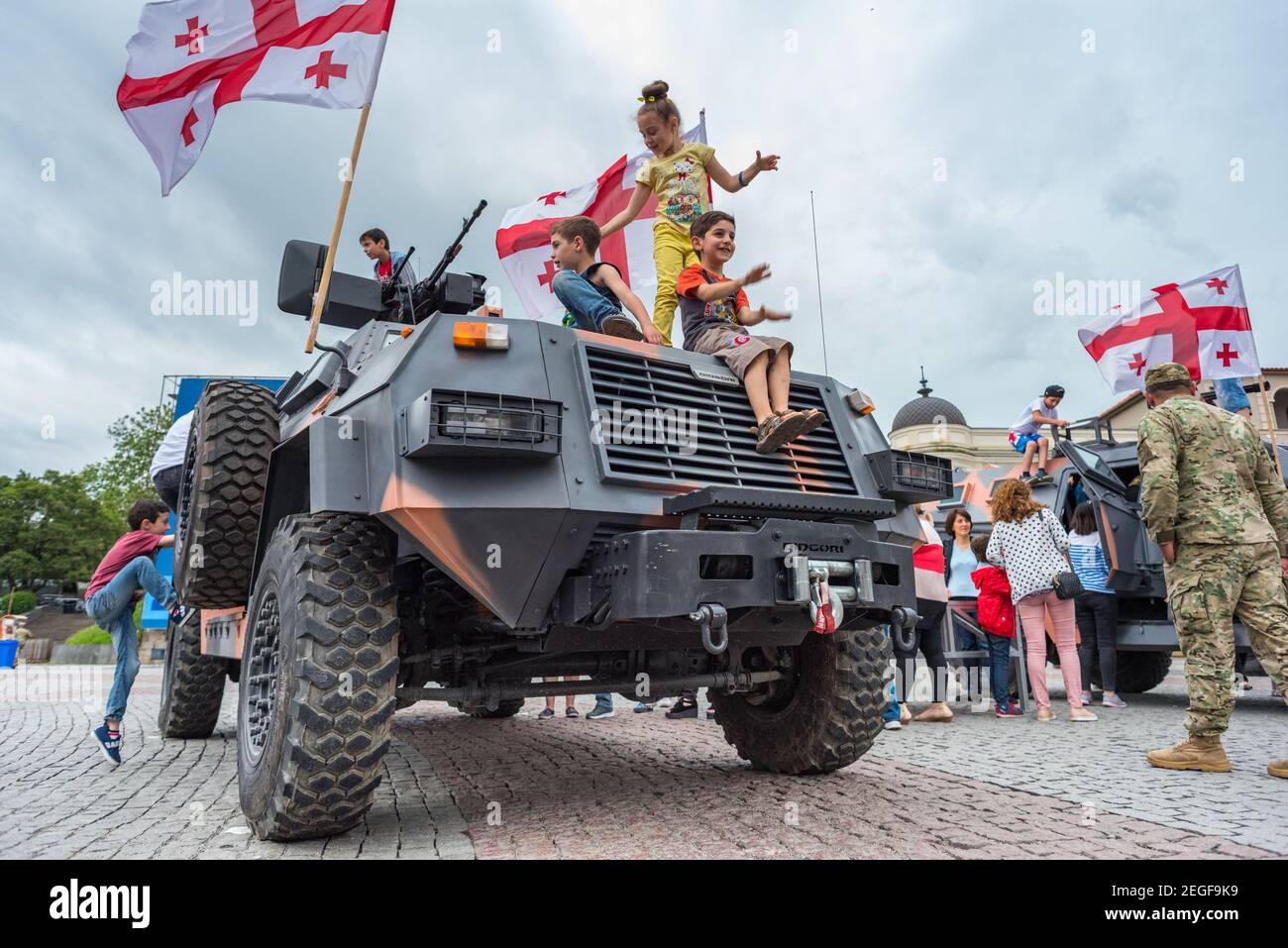 Kutaisi, Géorgie - 26 mai 2016 : des enfants jouent sur un Didgori, un véhicule blindé géorgien de transport de troupes à l'occasion de la Journée de l'indépendance de la Géorgie. Banque D'Images