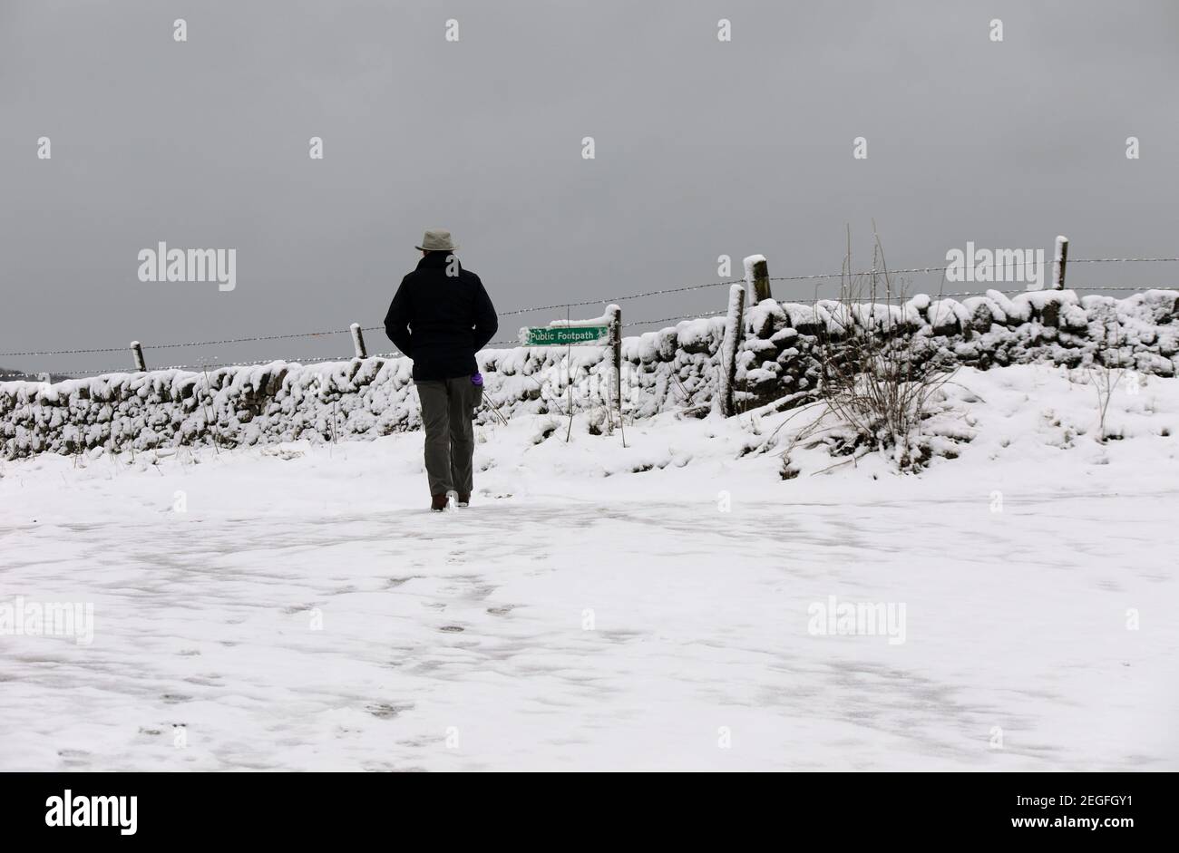 Promenade d'hiver sur Middleton Moor près de Stoney Middleton dans le Derbyshire Peak District Banque D'Images