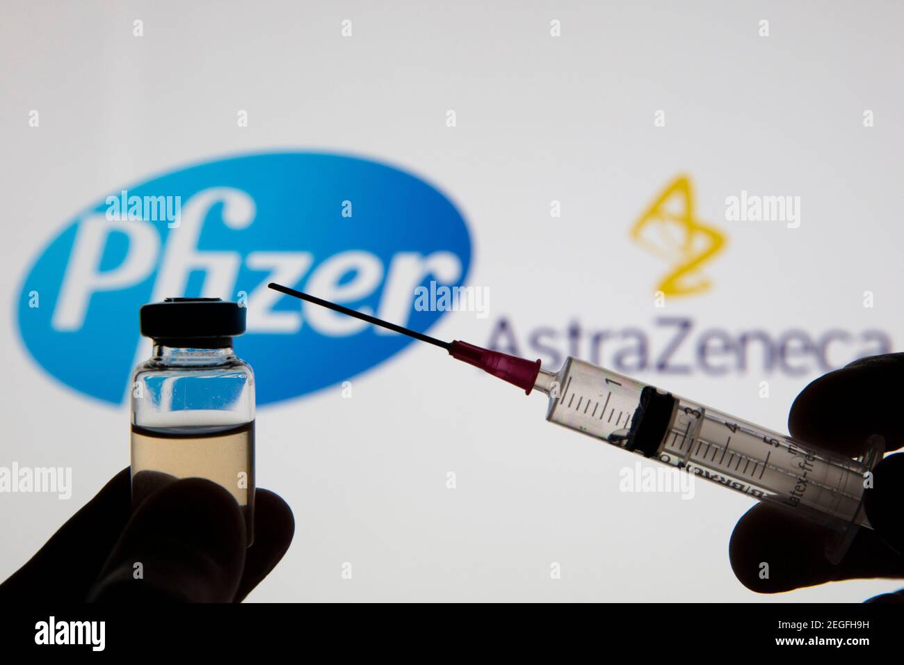 OXFORD, Royaume-Uni - février 2020 : logos Pfizer et Astraeneca avec le vaccin Covid-19 Banque D'Images