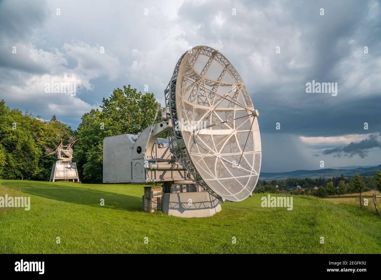 Parabole satellite dans un paysage d'été, radiotelescope pour la recherche spatiale profonde. Observatoire d'Ondrejov, République tchèque. Banque D'Images