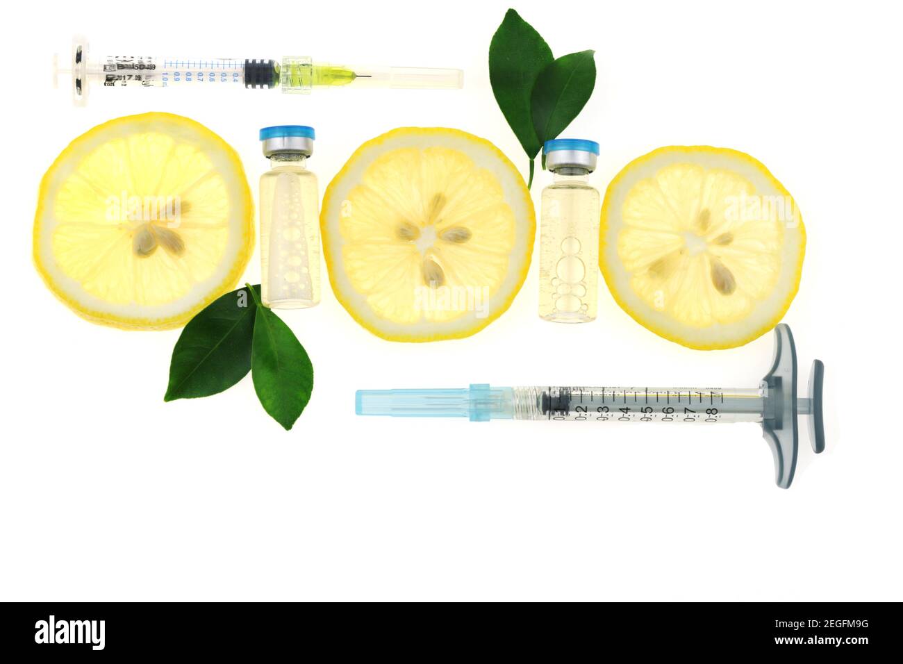 Vitamine C.concept de santé et beauté.les amulettes de verre, les seringues et les tranches de citron isolées sur fond blanc.prévention de l'immunité contre les virus.sérum Banque D'Images