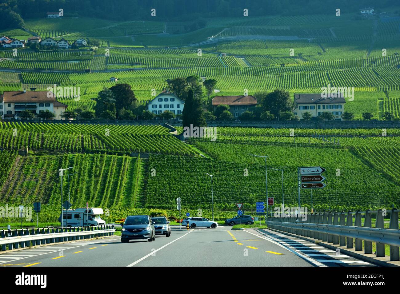 Chablais, Suisse- 24 août 2019. Sur la route à travers les vignobles en terrasse du Chablais, canton de Vaud, montagnes des Alpes, Suisse Banque D'Images