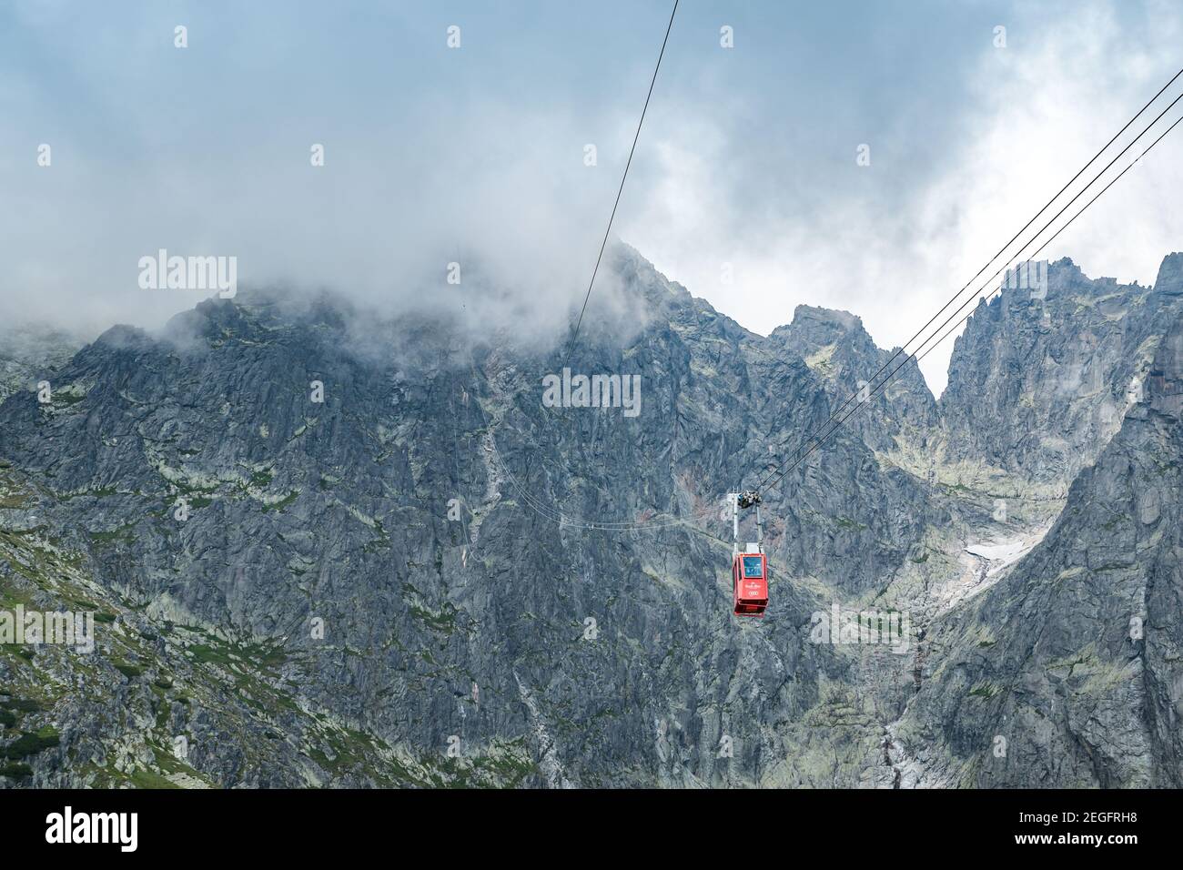 TATRANSKA LOMNICA, SLOVAQUIE, AOÛT 2020 - cabine rouge de téléphérique de Skalnate pleso au pic Lomnicky Stit dans les montagnes de High Tatras Banque D'Images