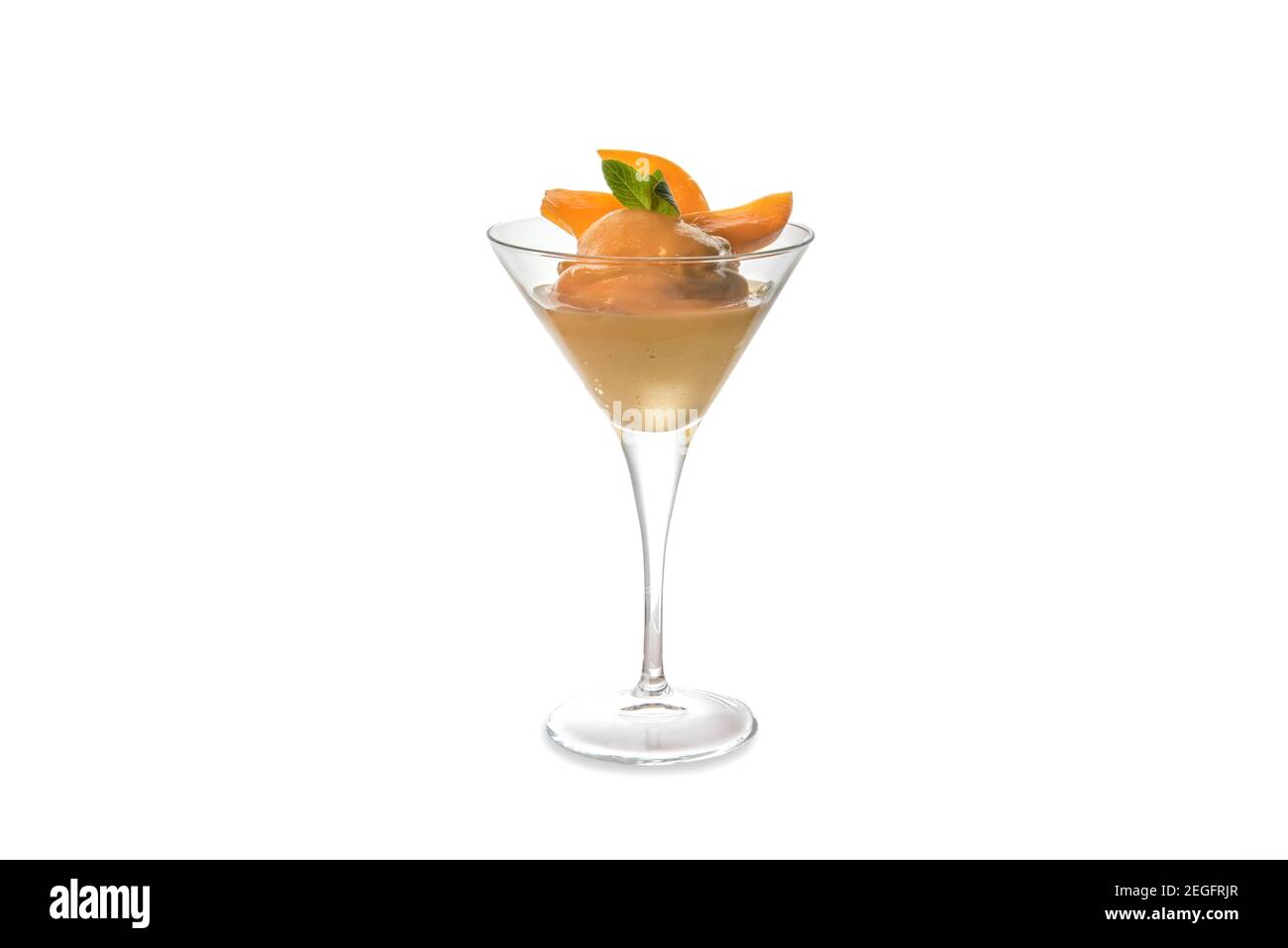 Abricot à la crème glacée, sorbet en verre martini avec feuilles de menthe et abricot tranché. Isolé sur blanc, espace de copie Banque D'Images
