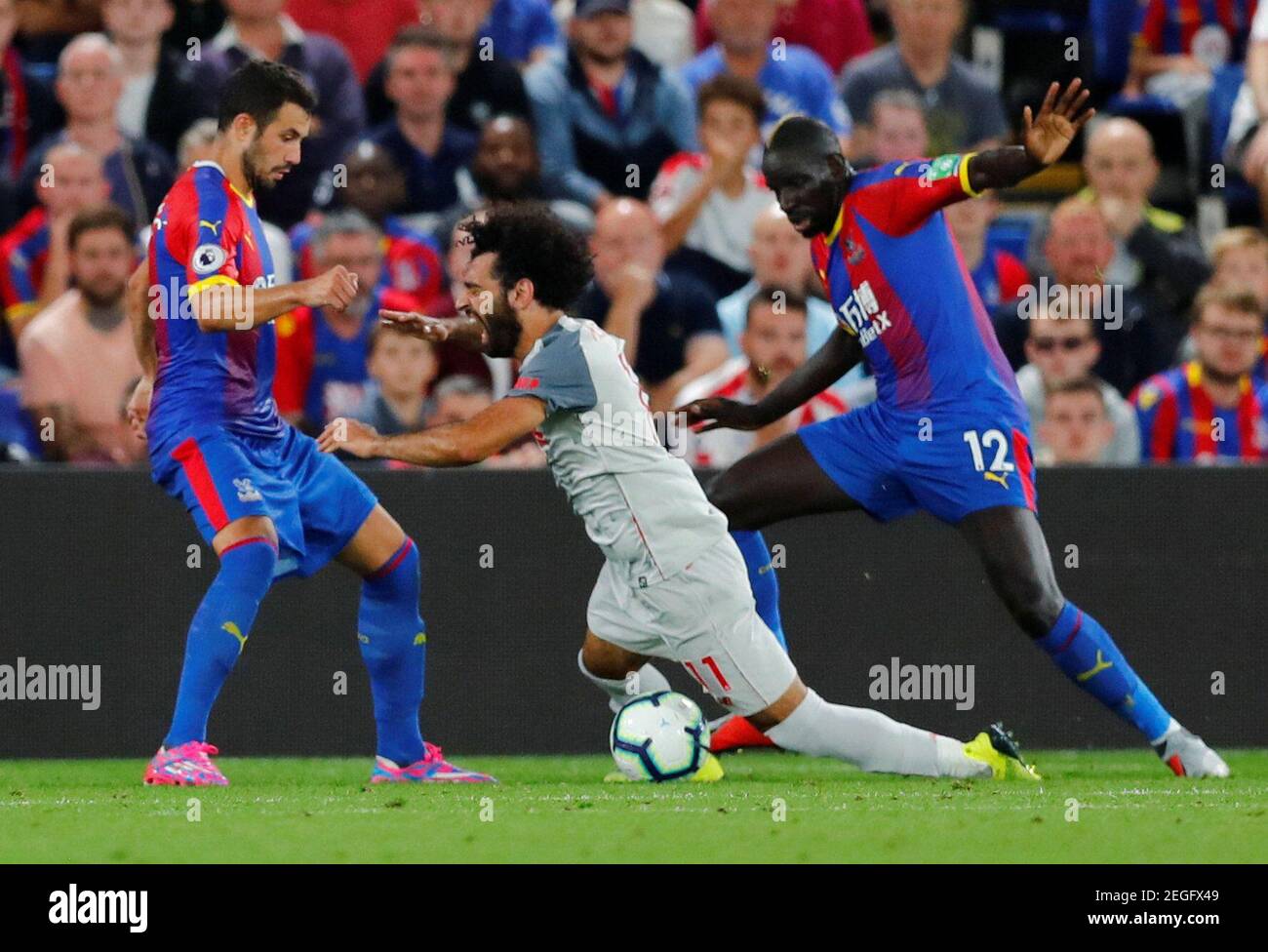 Football football - Premier League - Crystal Palace v Liverpool - Selhurst Park, Londres, Grande-Bretagne - 20 août 2018 le Mamadou Sakho de Crystal Palace concède une sanction contre Mohamed Salah de Liverpool REUTERS/Eddie Keogh À USAGE ÉDITORIAL EXCLUSIF. Aucune utilisation avec des fichiers audio, vidéo, données, listes de présentoirs, logos de clubs/ligue ou services « en direct » non autorisés. Utilisation en ligne limitée à 75 images, pas d'émulation vidéo. Aucune utilisation dans les Paris, les jeux ou les publications de club/ligue/joueur unique. Veuillez contacter votre représentant de compte pour plus de détails. Banque D'Images
