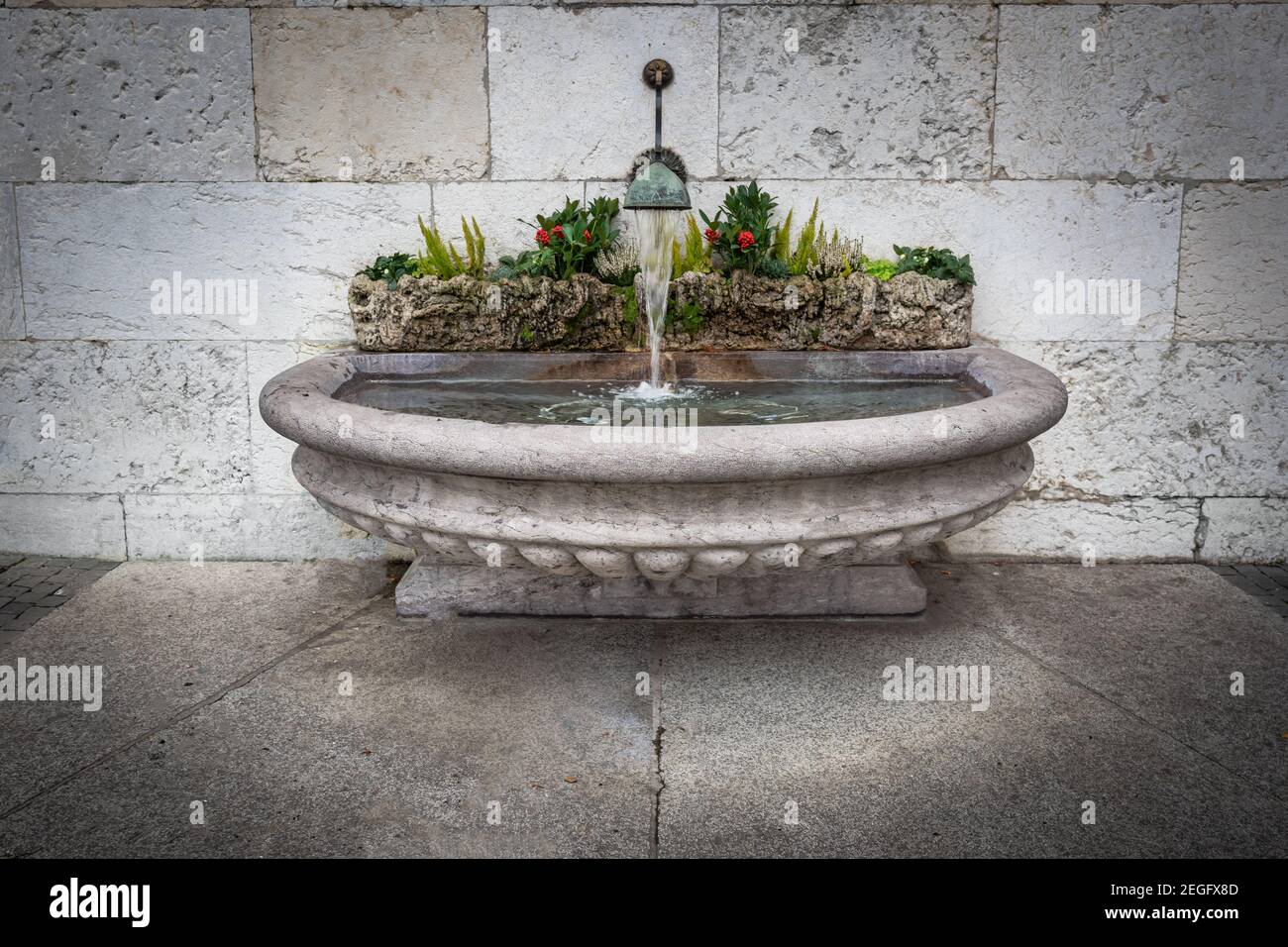 Fontaine en pierre de la vieille ville de Genève - Genève, Suisse Banque D'Images