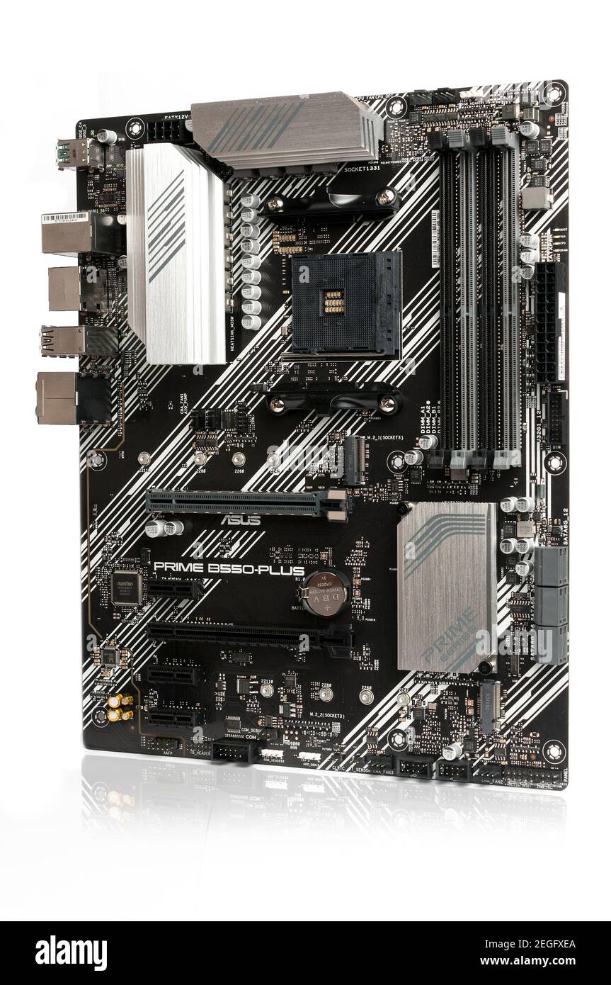 Carrara, Italie - 18 février 2021 - Asus prime b550 plus carte mère isolée sur fond blanc Banque D'Images