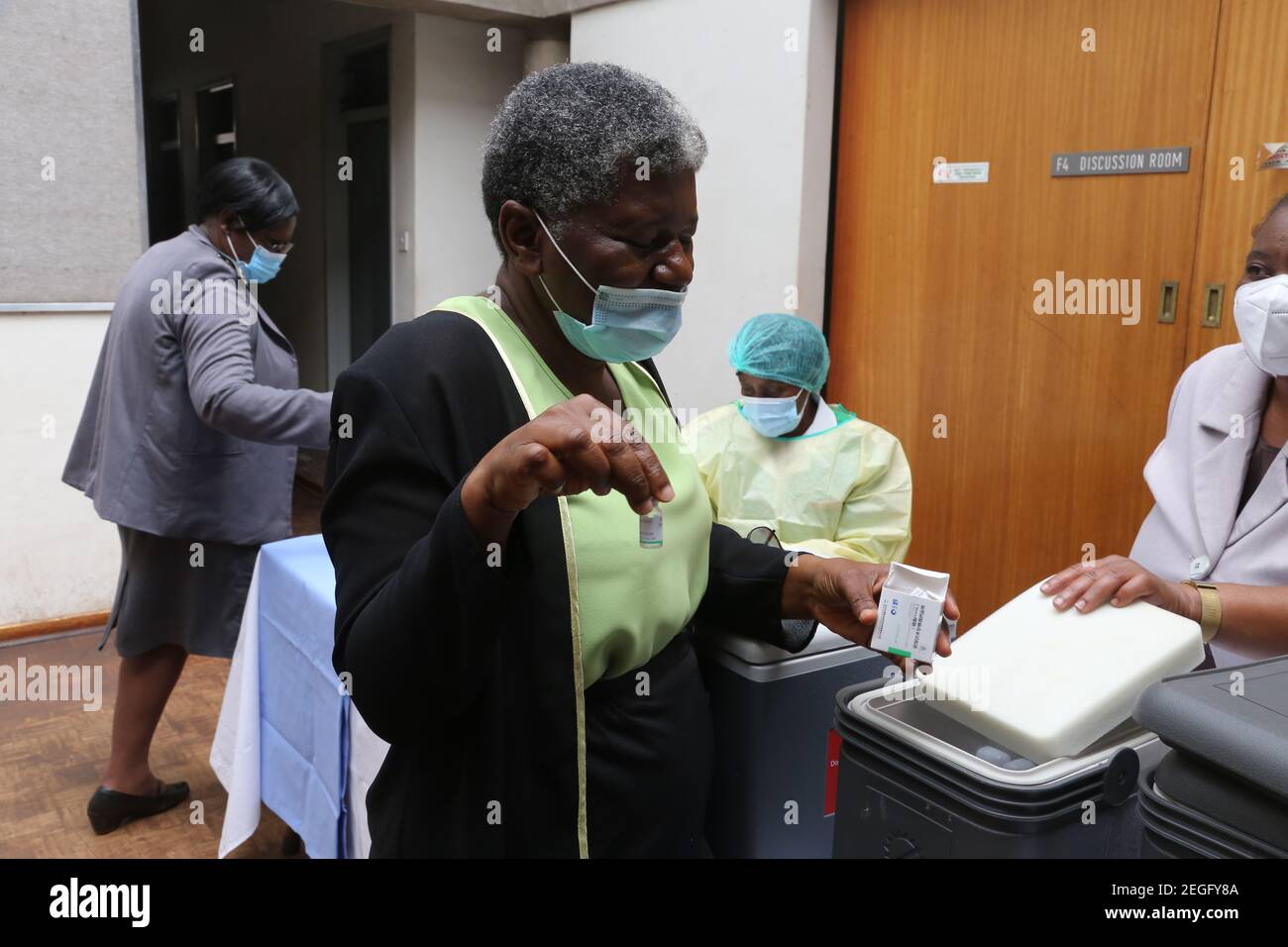 Harare, Zimbabwe. 18 février 2021. Les travailleurs de la santé se préparent à l'injection des vaccins Sinopharm COVID-19 dans un hôpital de Harare, au Zimbabwe, le 18 février 2021. Le gouvernement zimbabwéen a commencé jeudi à déployer son programme d'inoculation COVID-19 après l'arrivée du premier envoi de vaccins Sinopharm offert par le gouvernement chinois. Credit: Zhang Yuliang/Xinhua/Alay Live News Banque D'Images